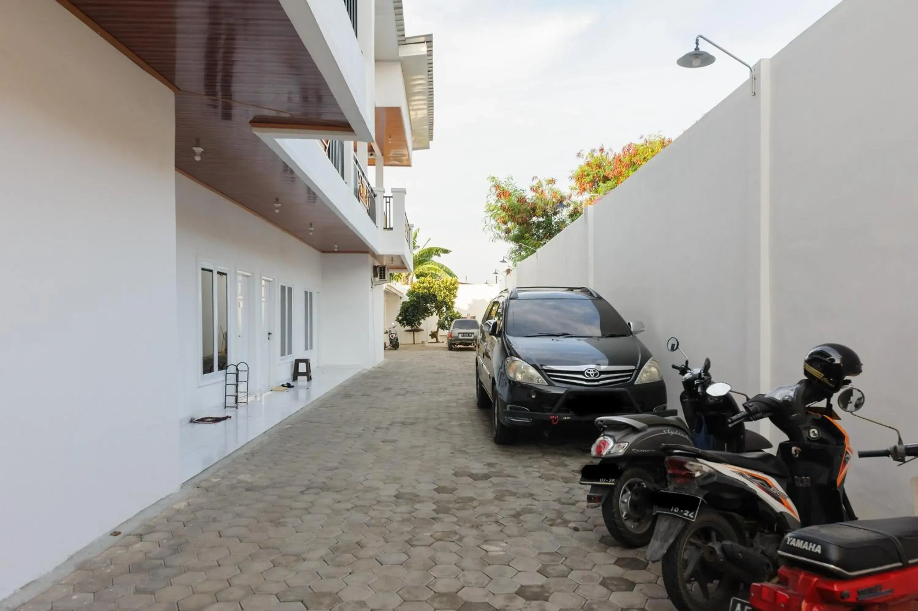 Property building in Urbanview Hotel Betego Syariah Enggal by RedDoorz Property building in Urbanview Hotel Betego Syariah Enggal by RedDoorz