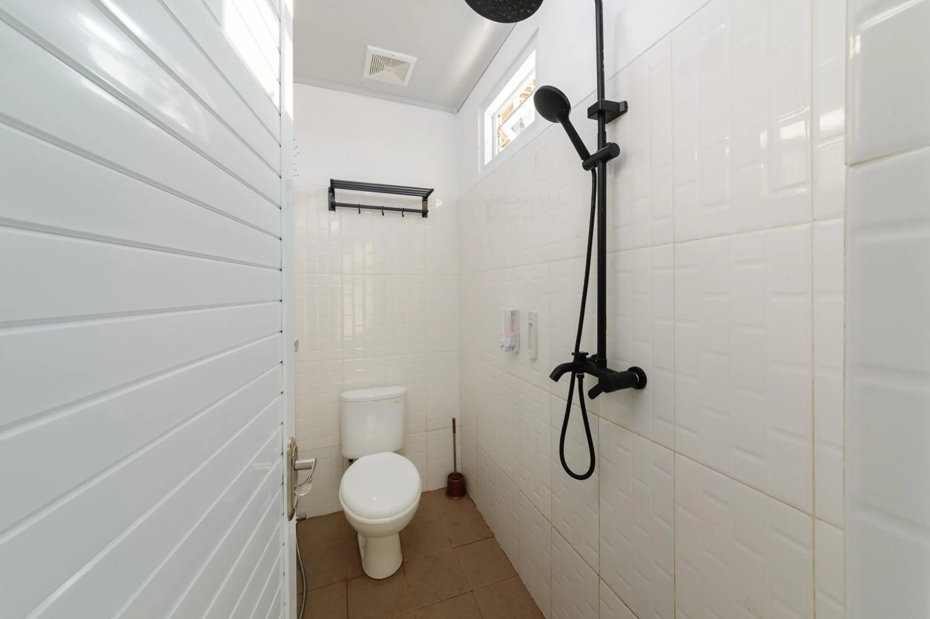 Bathroom in Urbanview Hotel Betego Syariah Enggal by RedDoorz