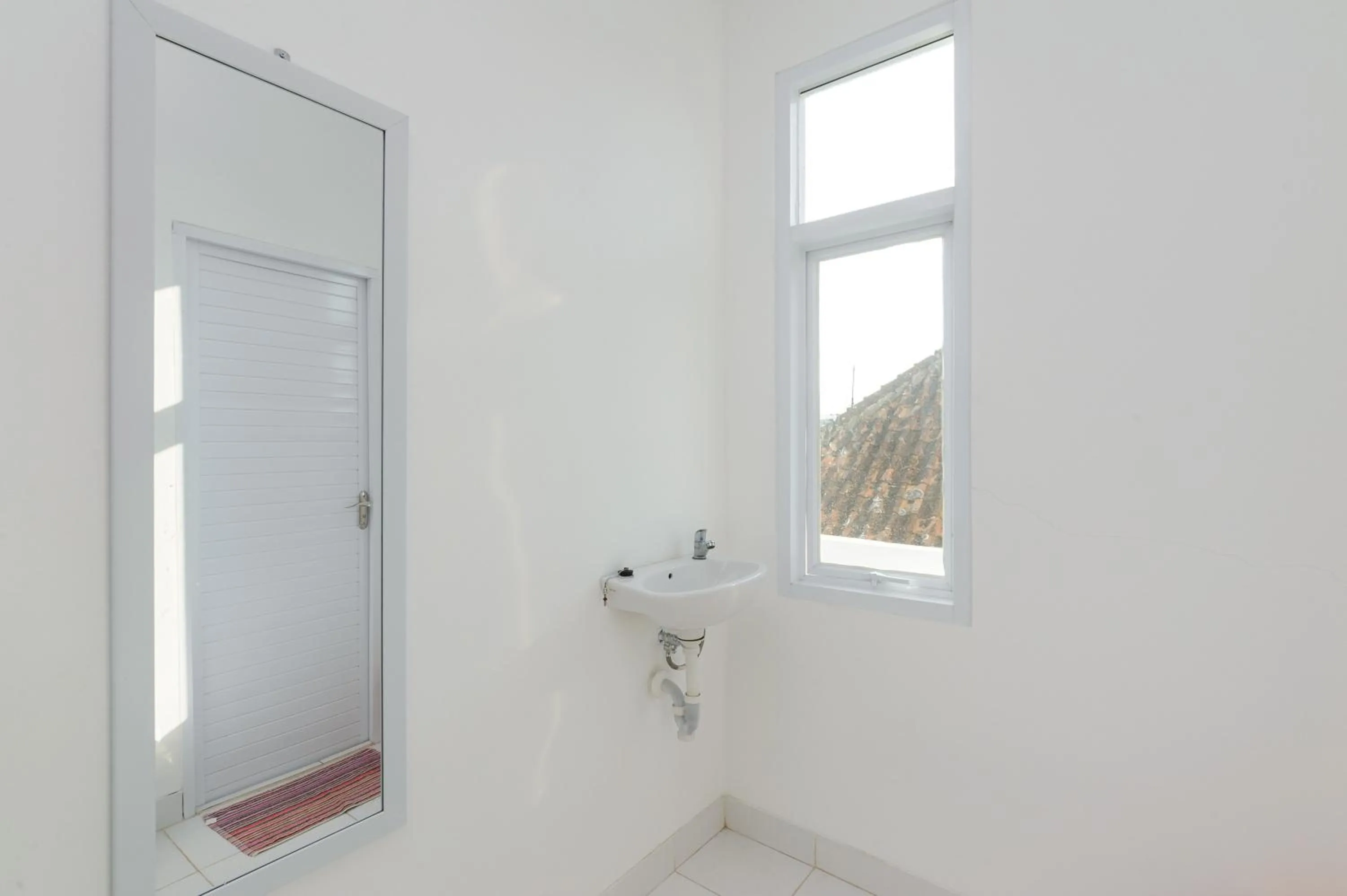 Bathroom in Urbanview Hotel Betego Syariah Enggal by RedDoorz