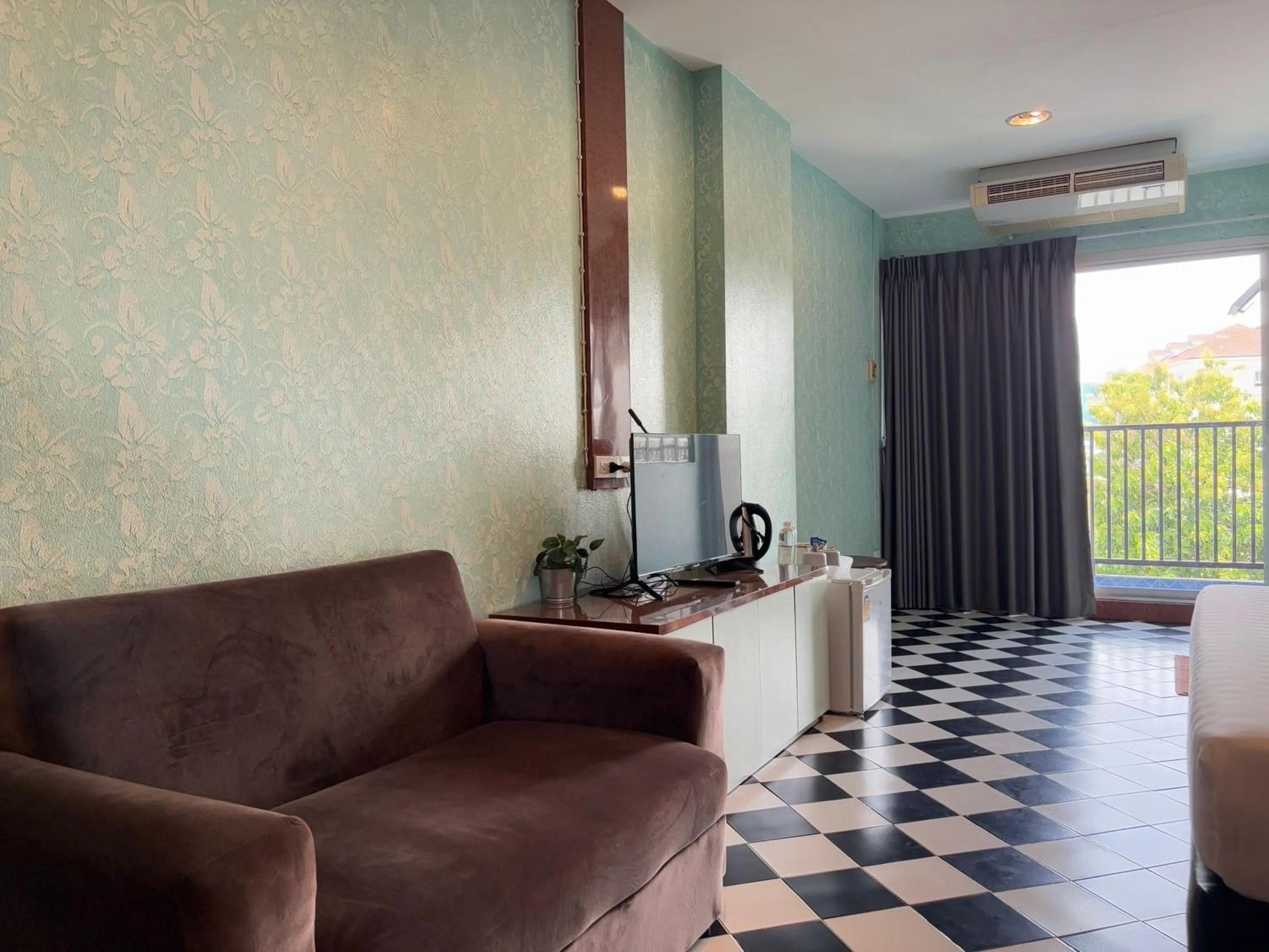 Seating area in OYO 75446 Travis Inthamara 49