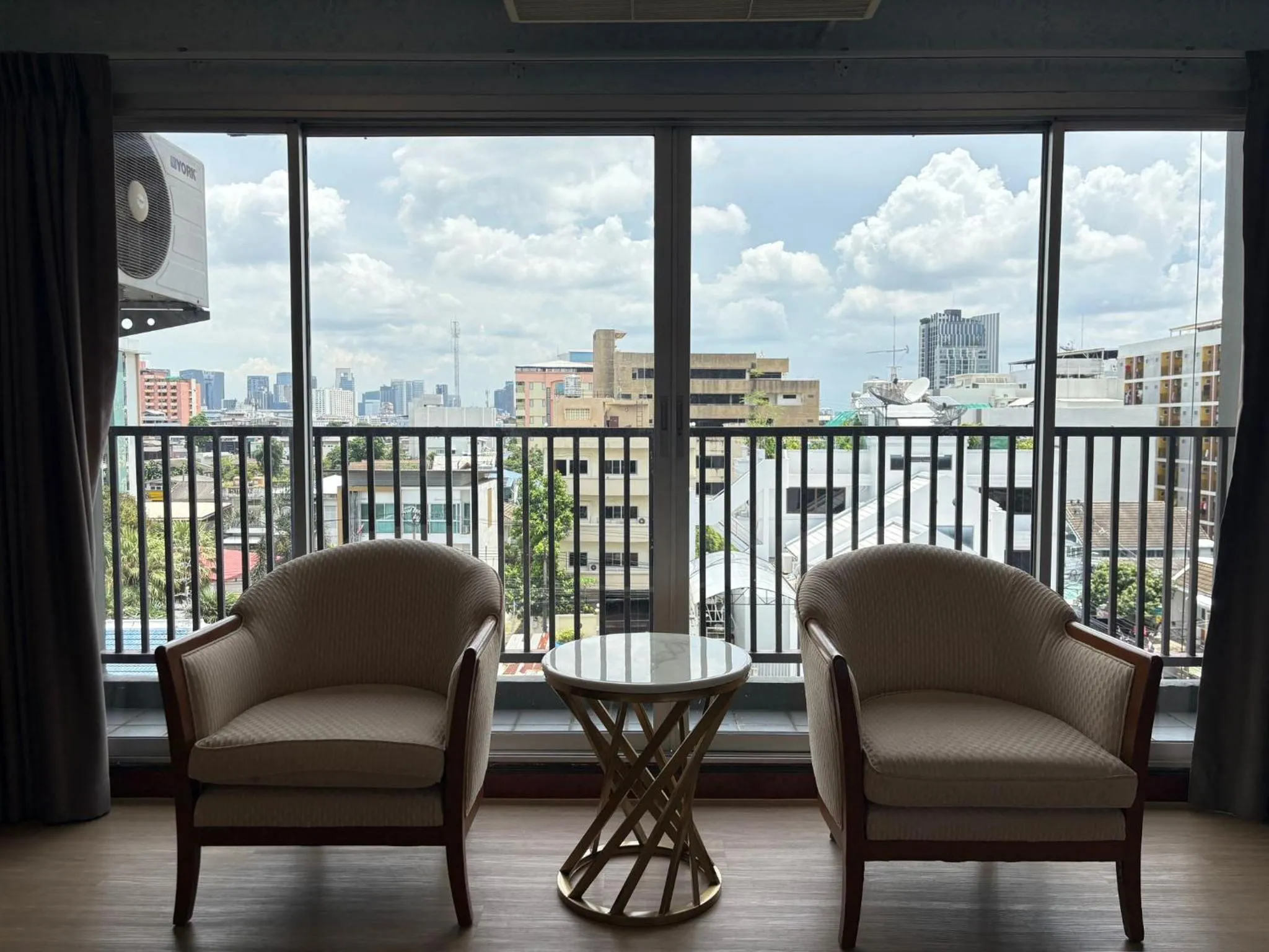 Seating area in OYO 75446 Travis Inthamara 49