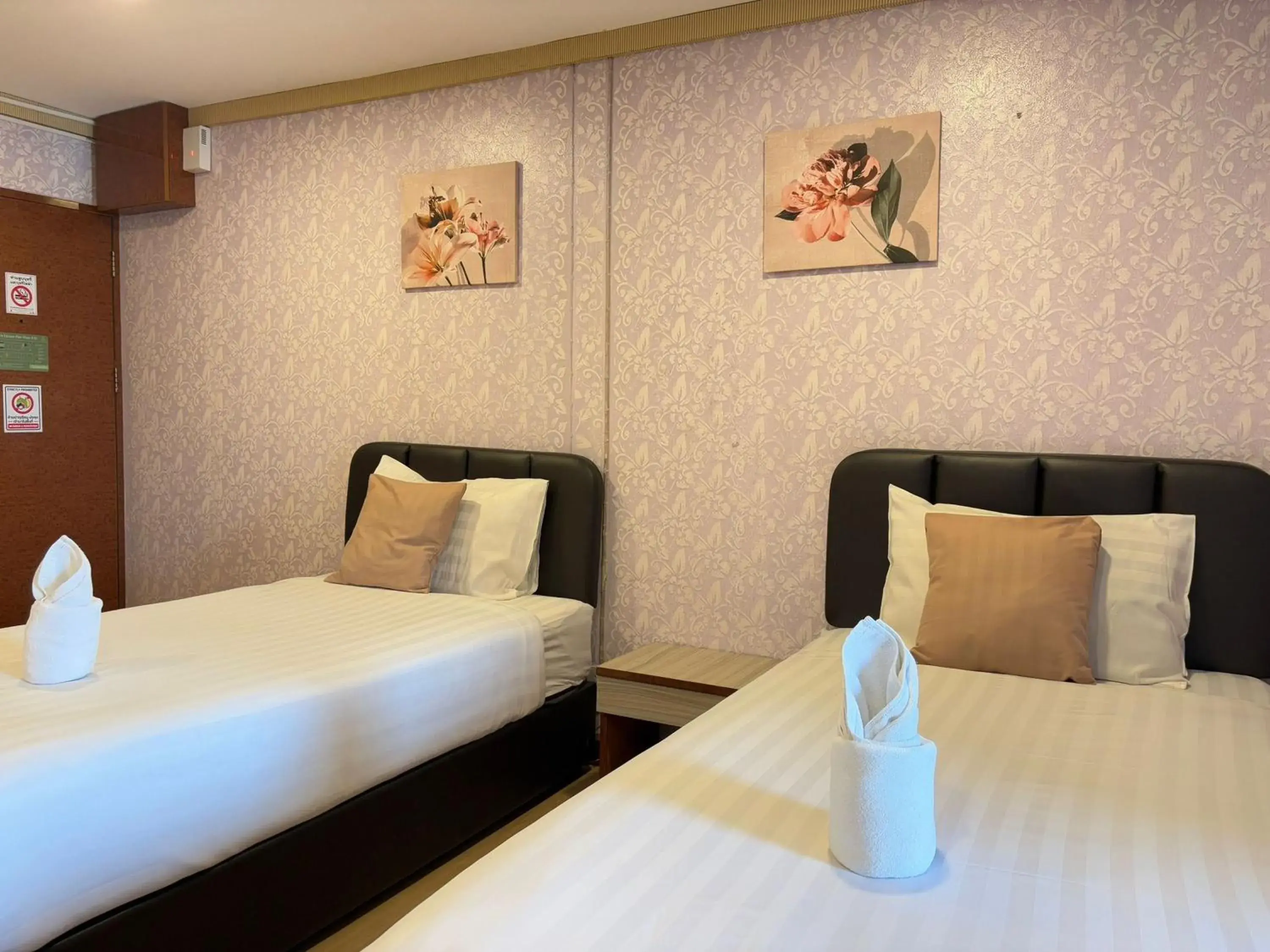 Bed in OYO 75446 Travis Inthamara 49 Bed in OYO 75446 Travis Inthamara 49