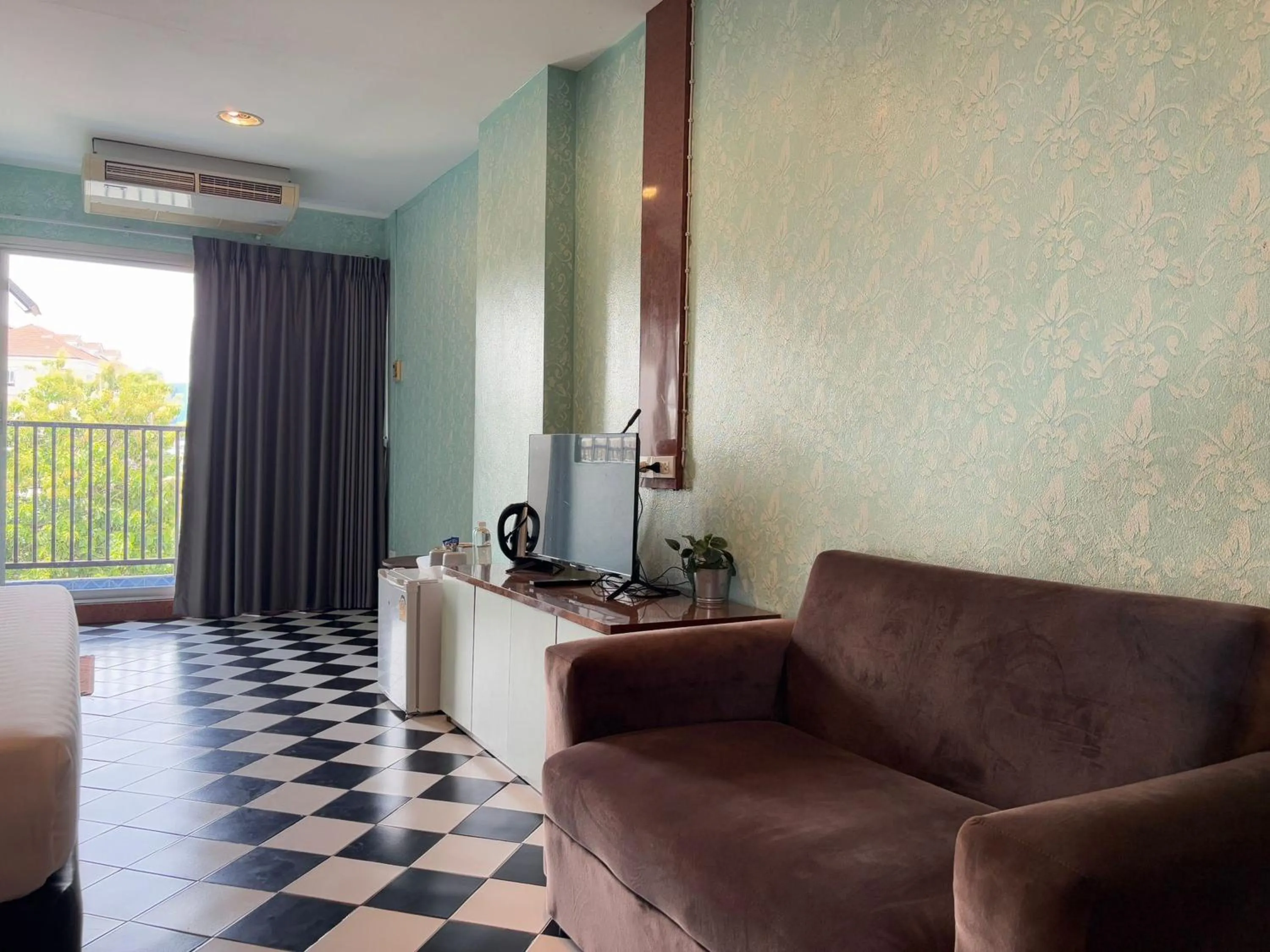 Seating area in OYO 75446 Travis Inthamara 49