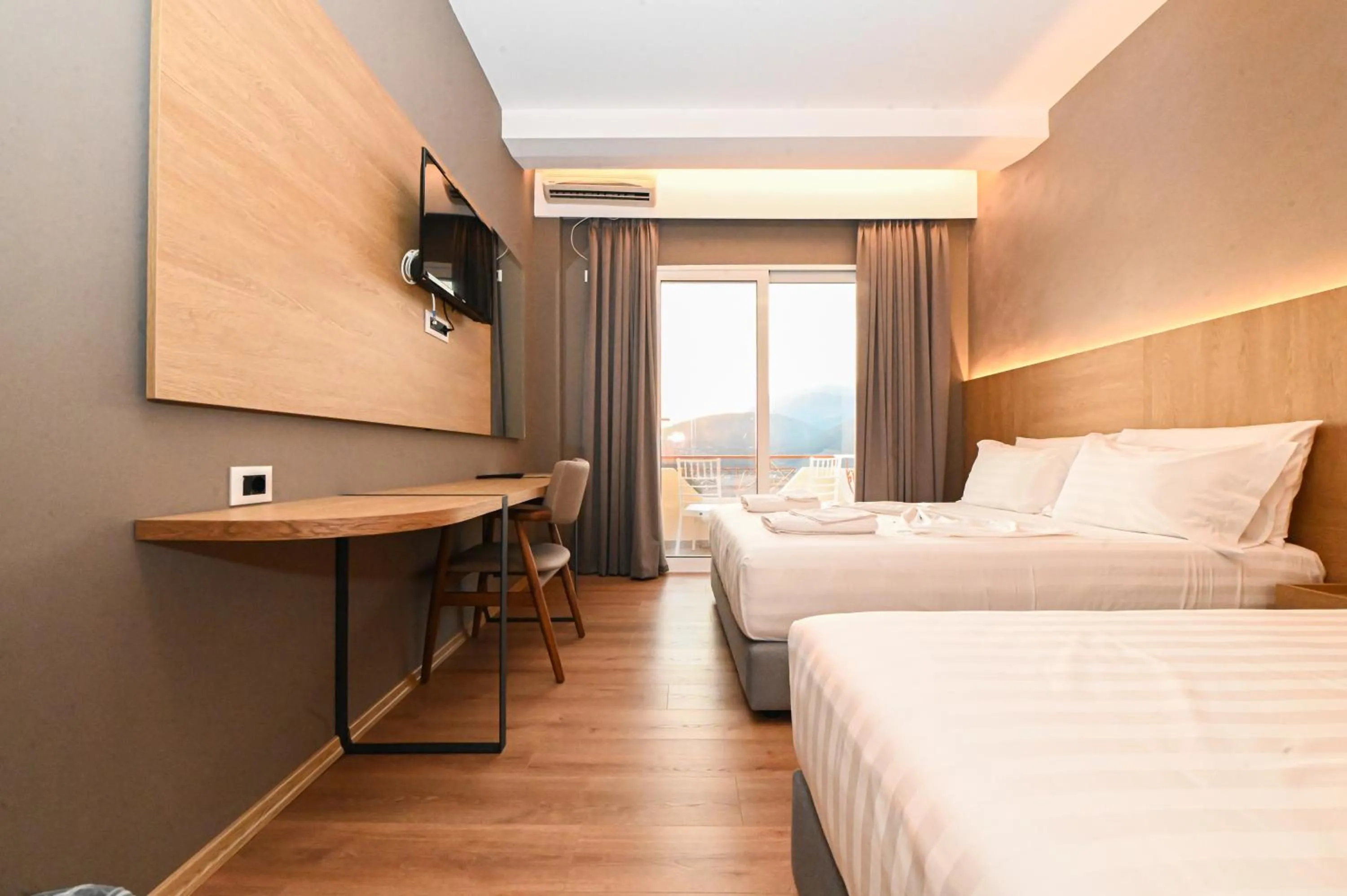 Communal lounge/ TV room, Bed in Hotel Panorama