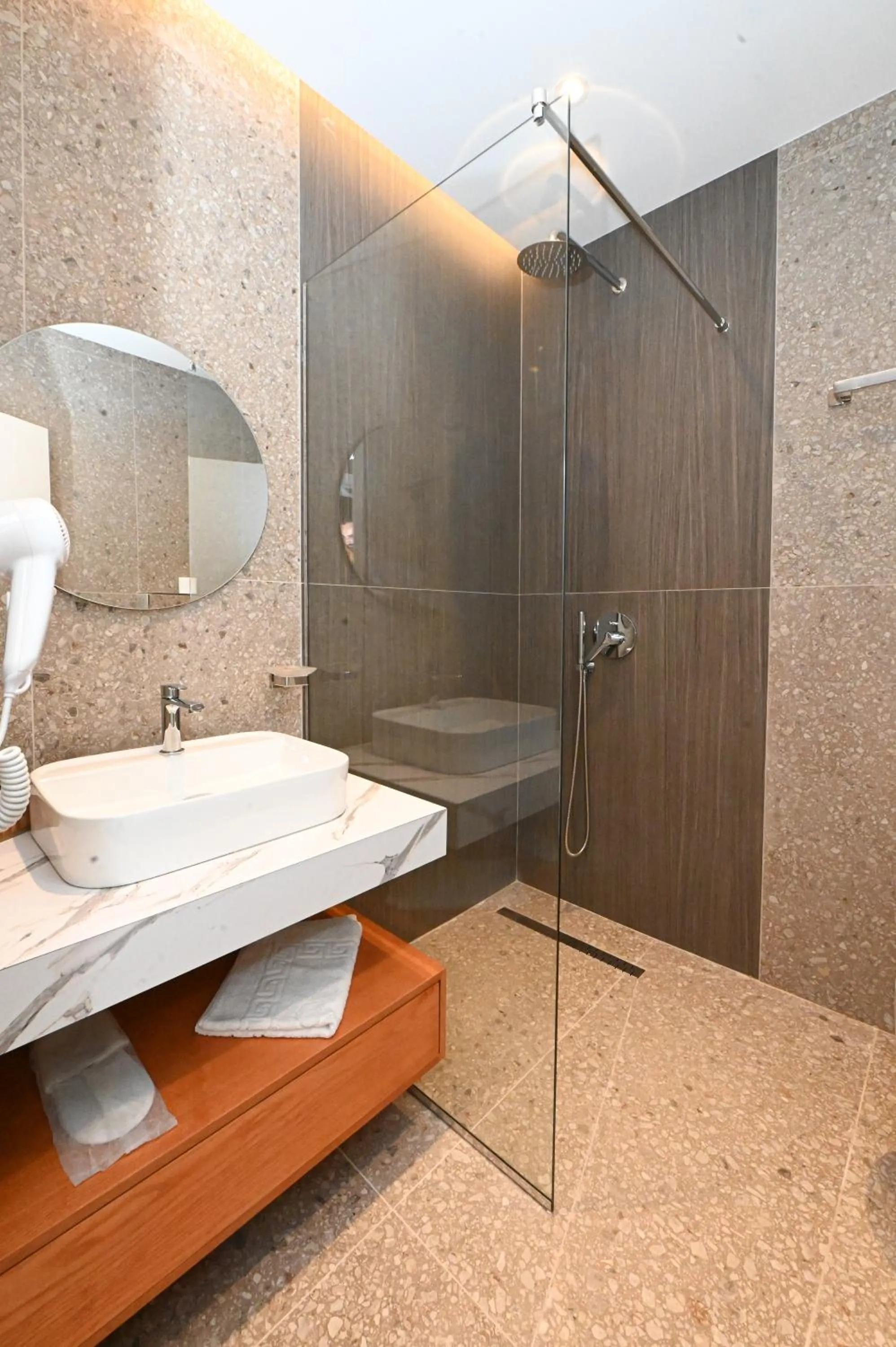 Shower in Hotel Panorama