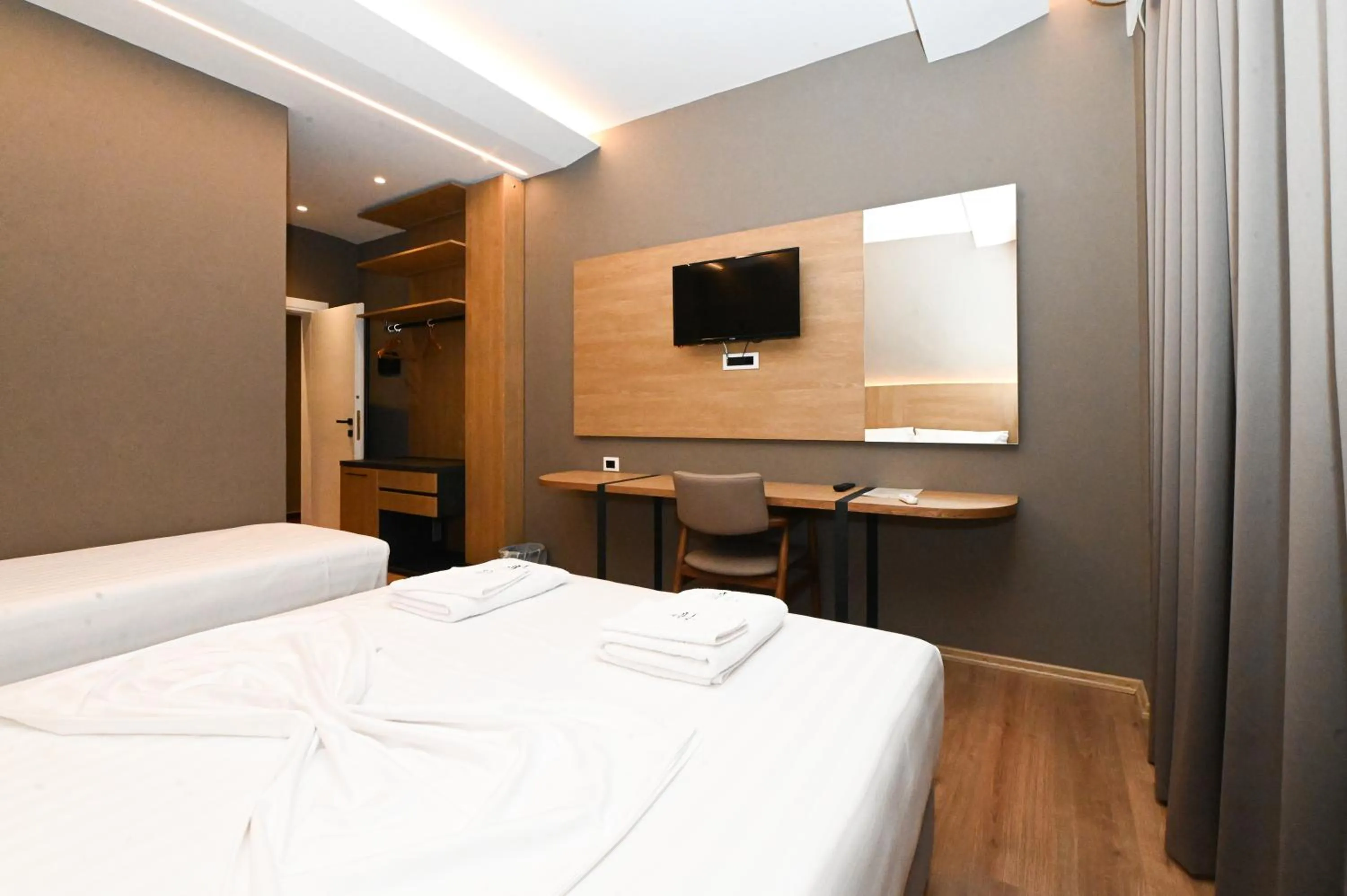 wardrobe, Bed in Hotel Panorama