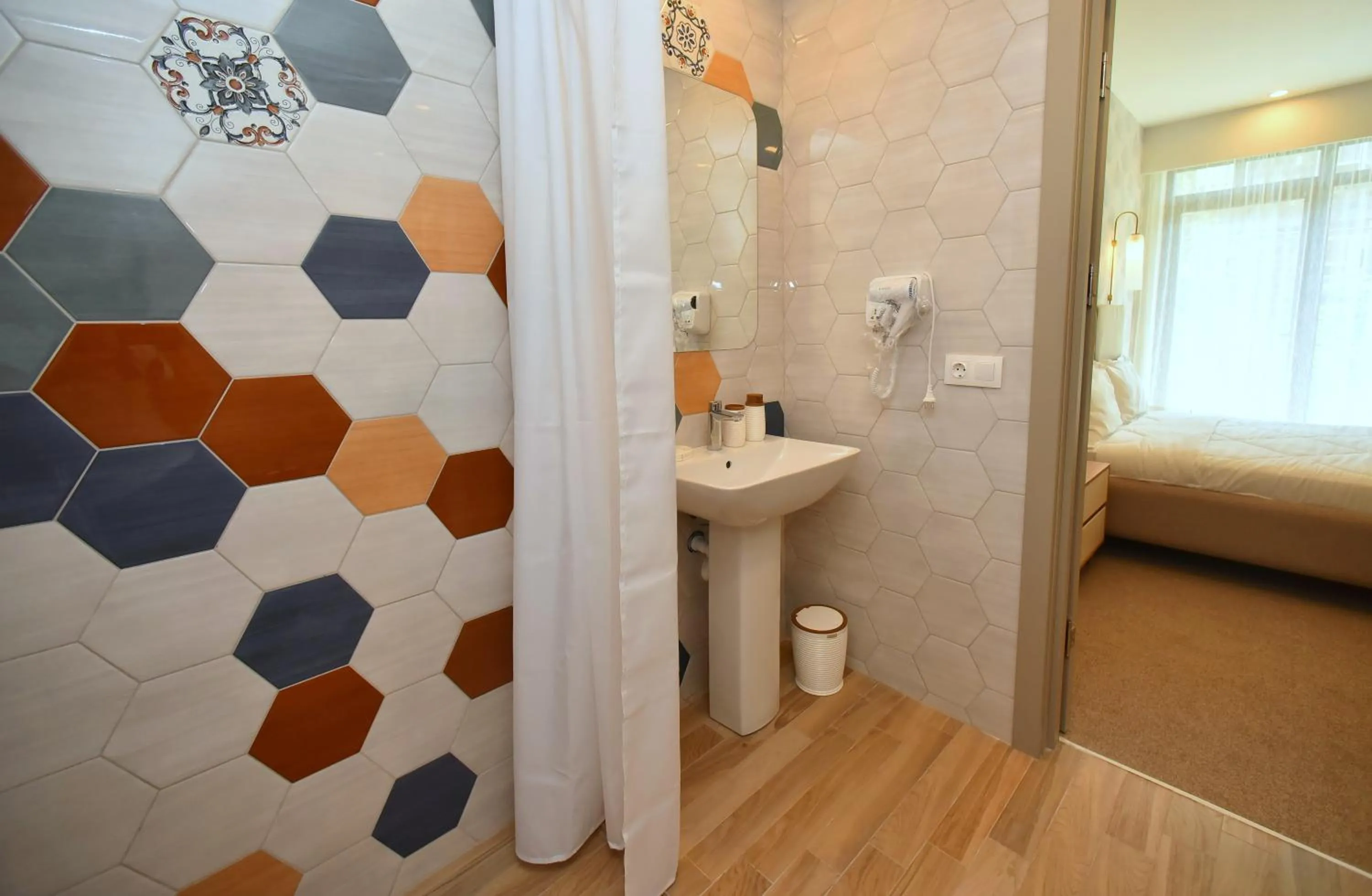 Shower, Bed in Hotel Avenue 30