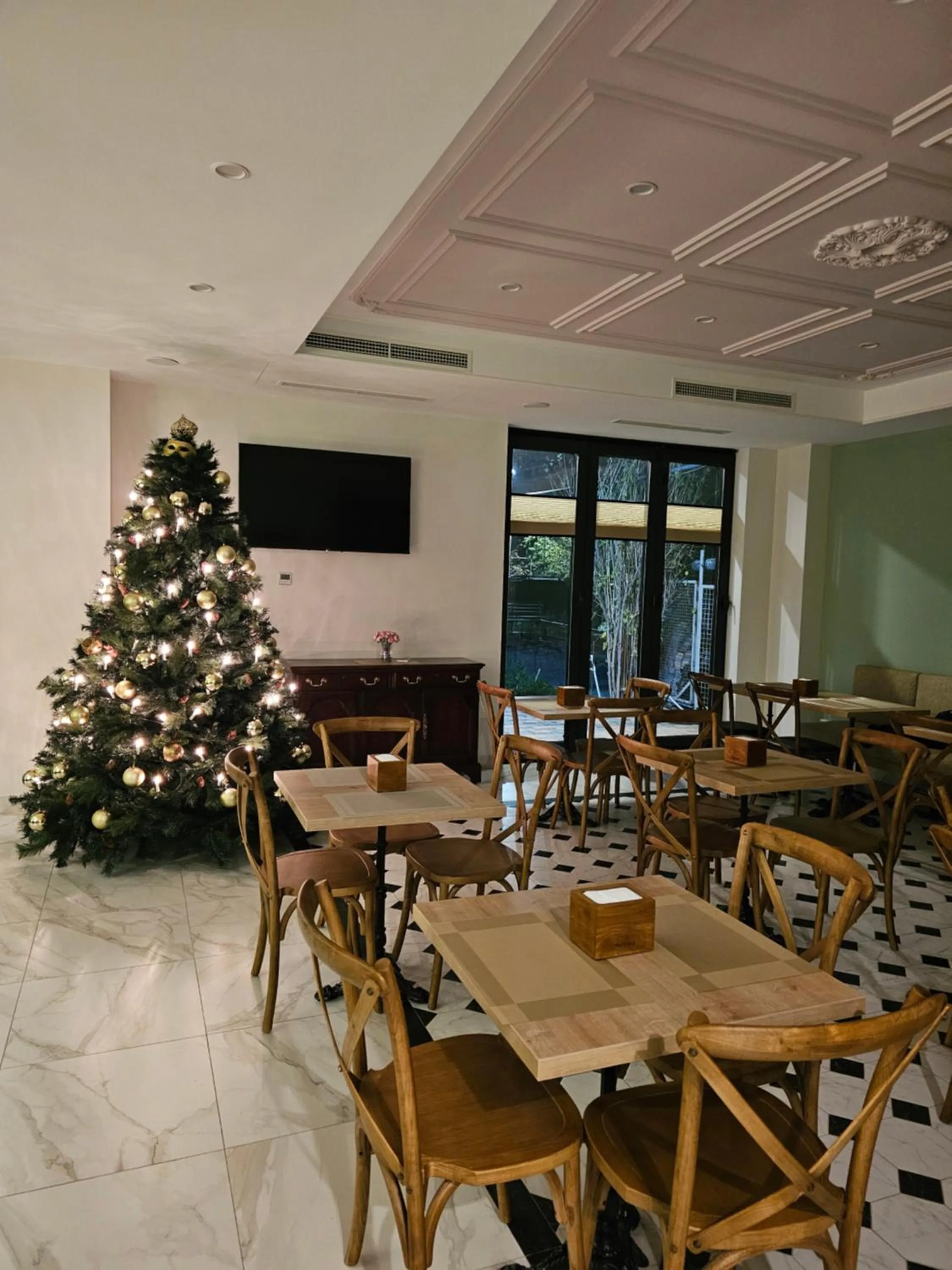 Restaurant/places to eat in Hotel Avenue 30