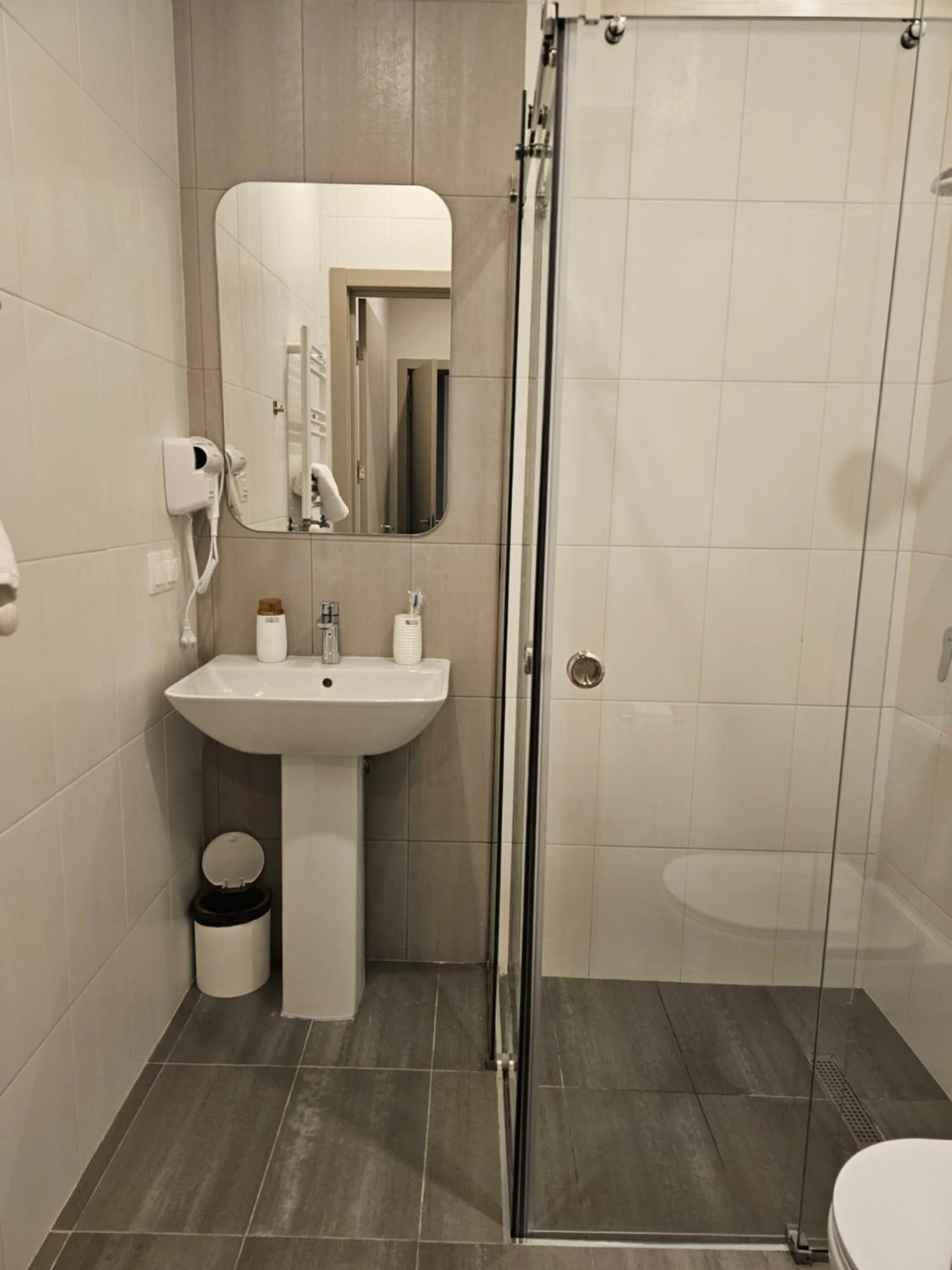 Shower in Hotel Avenue 30