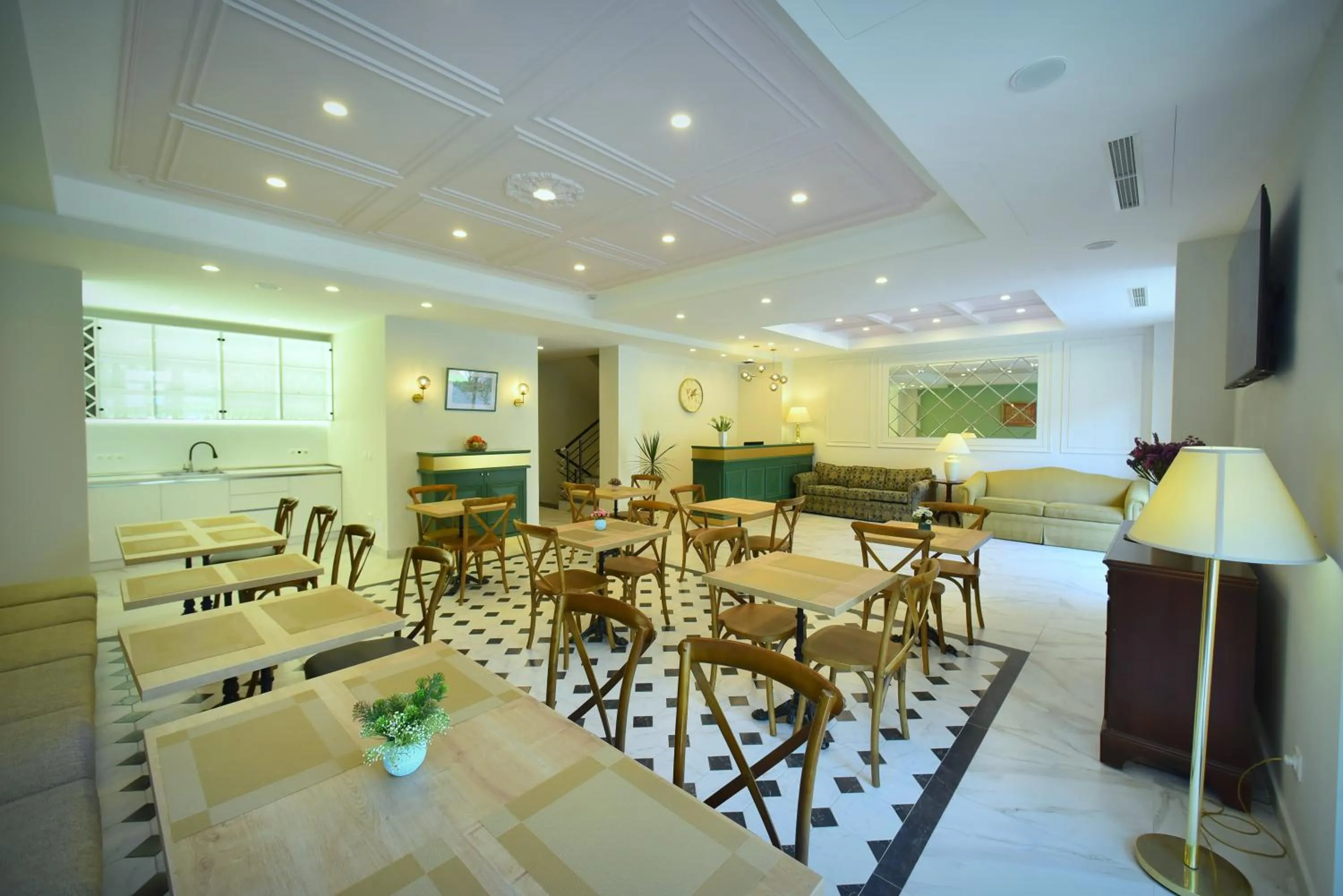 Communal lounge/ TV room in Hotel Avenue 30