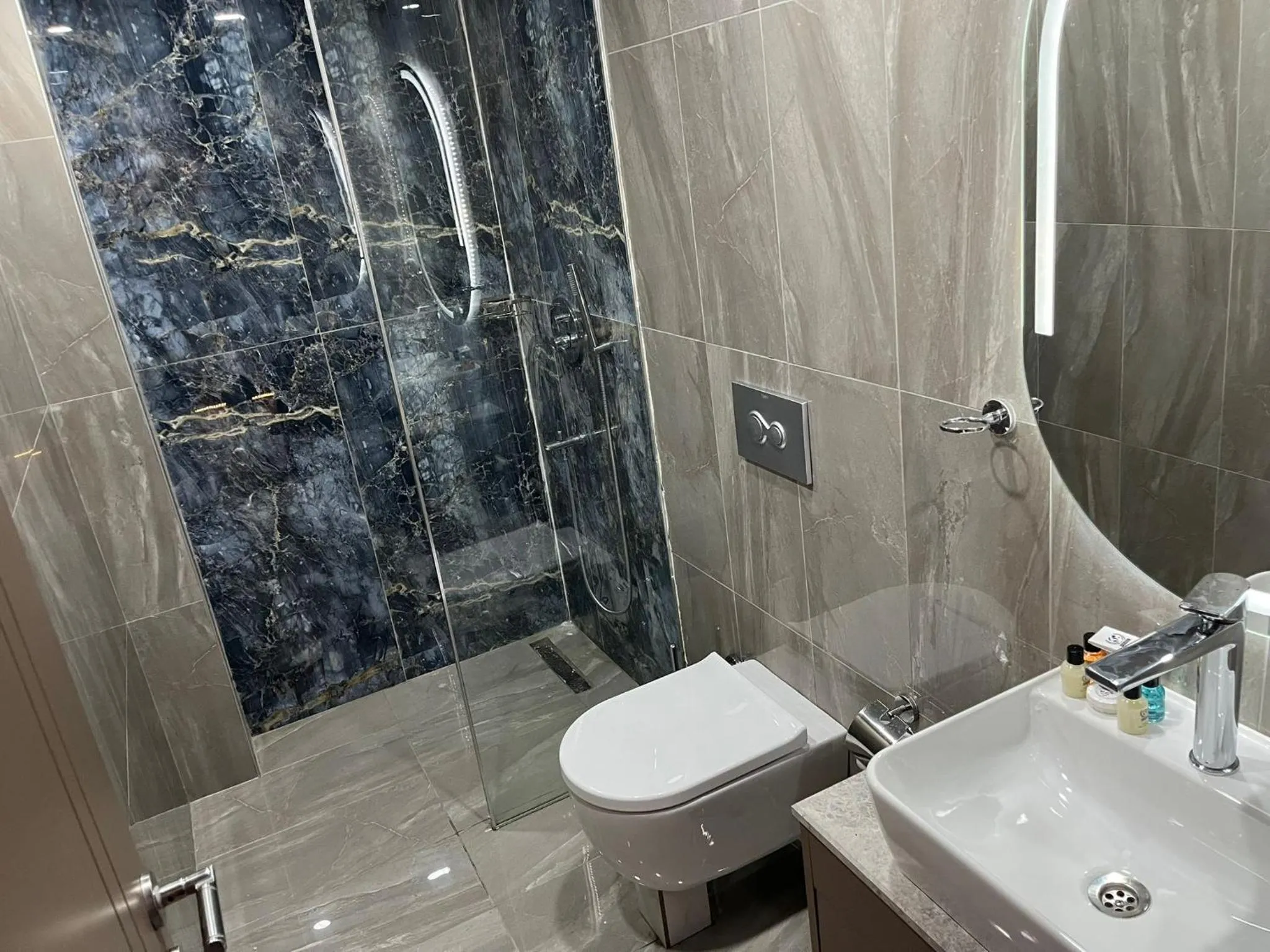 Shower in Istanblu Hotel Ataşehir