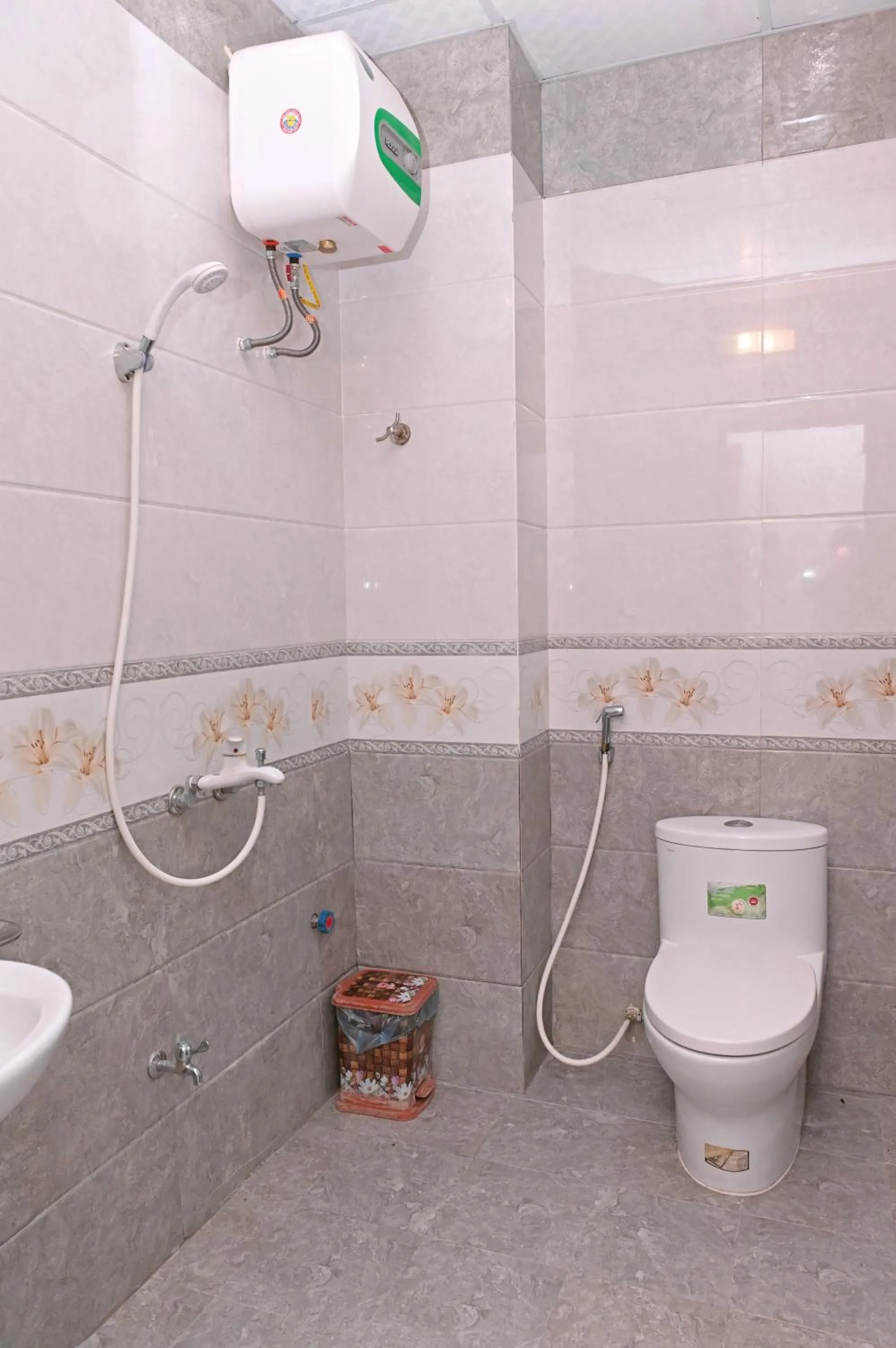 Shower in Khách sạn Hoàng Hà River Town