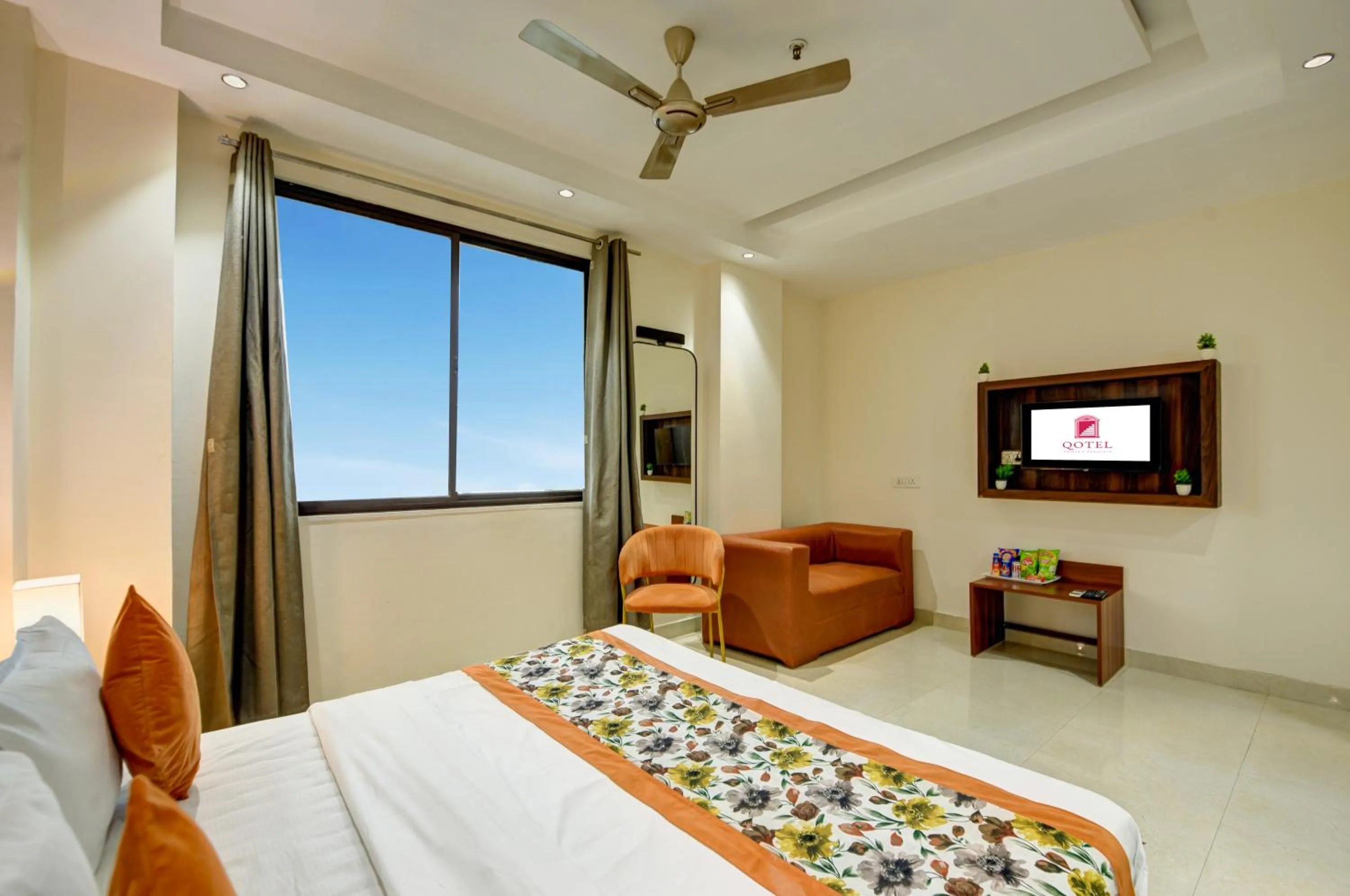 Communal lounge/ TV room, Bed in Qotel Comfort AT Residency Kaushambi Anand Vihar
