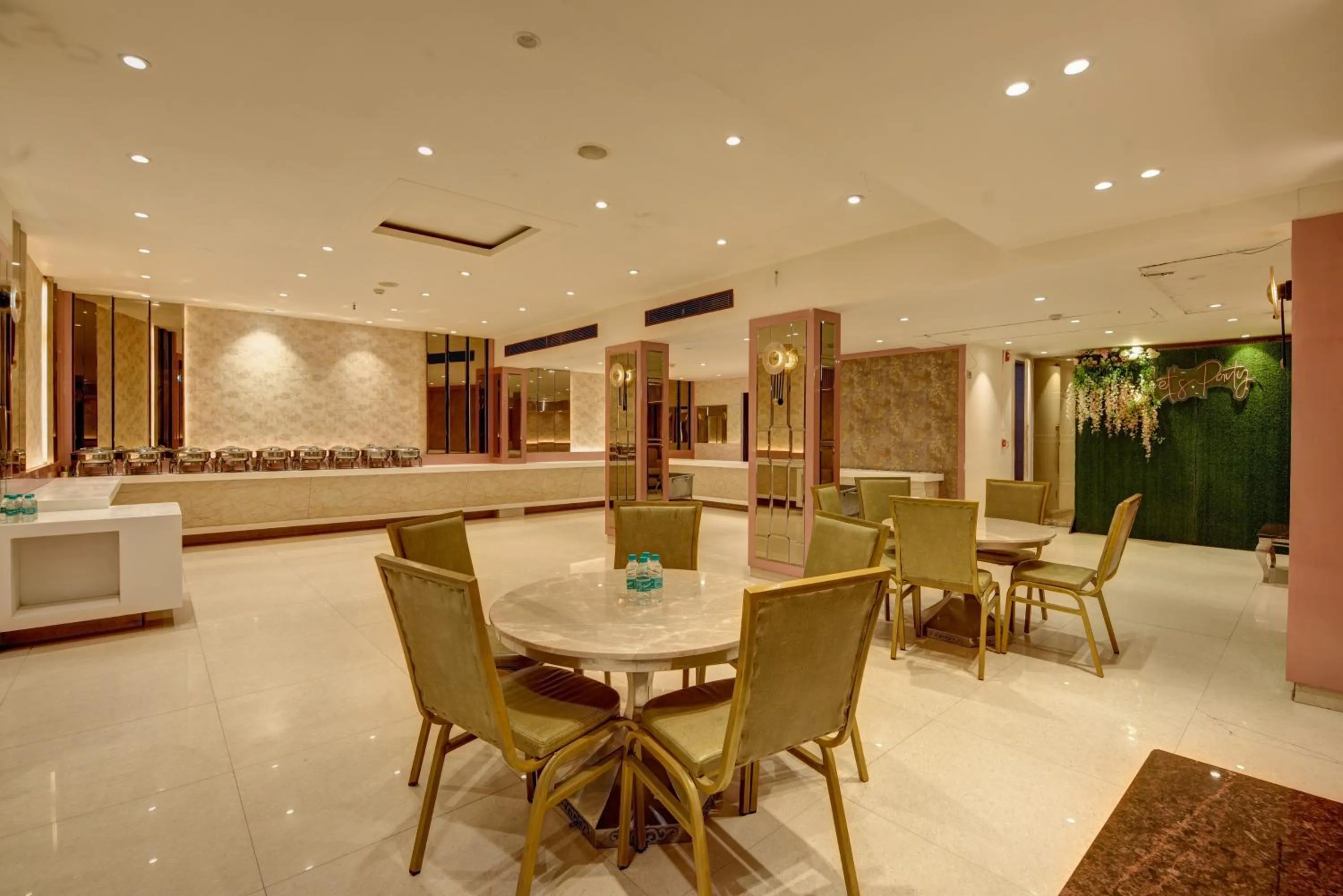 Restaurant/places to eat in Qotel Comfort AT Residency Kaushambi Anand Vihar