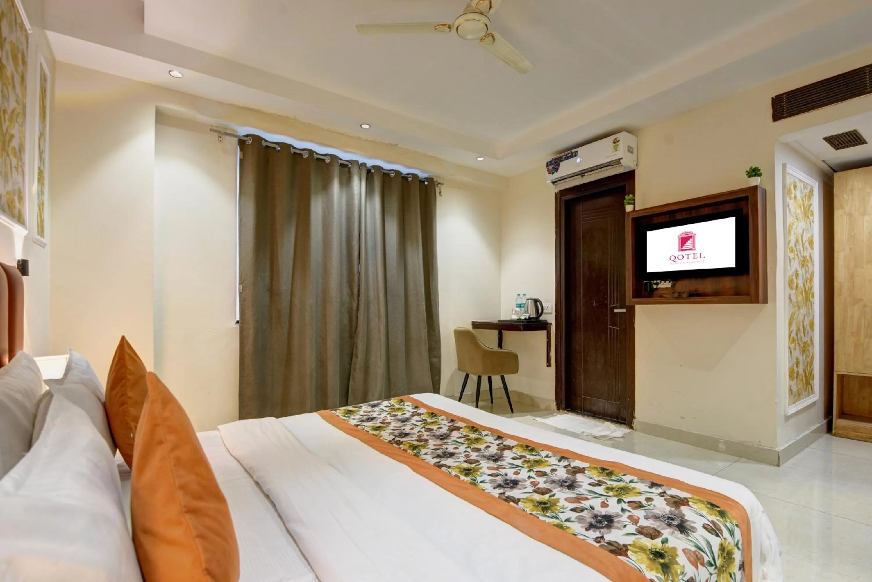 Communal lounge/ TV room, Bed in Qotel Comfort AT Residency Kaushambi Anand Vihar