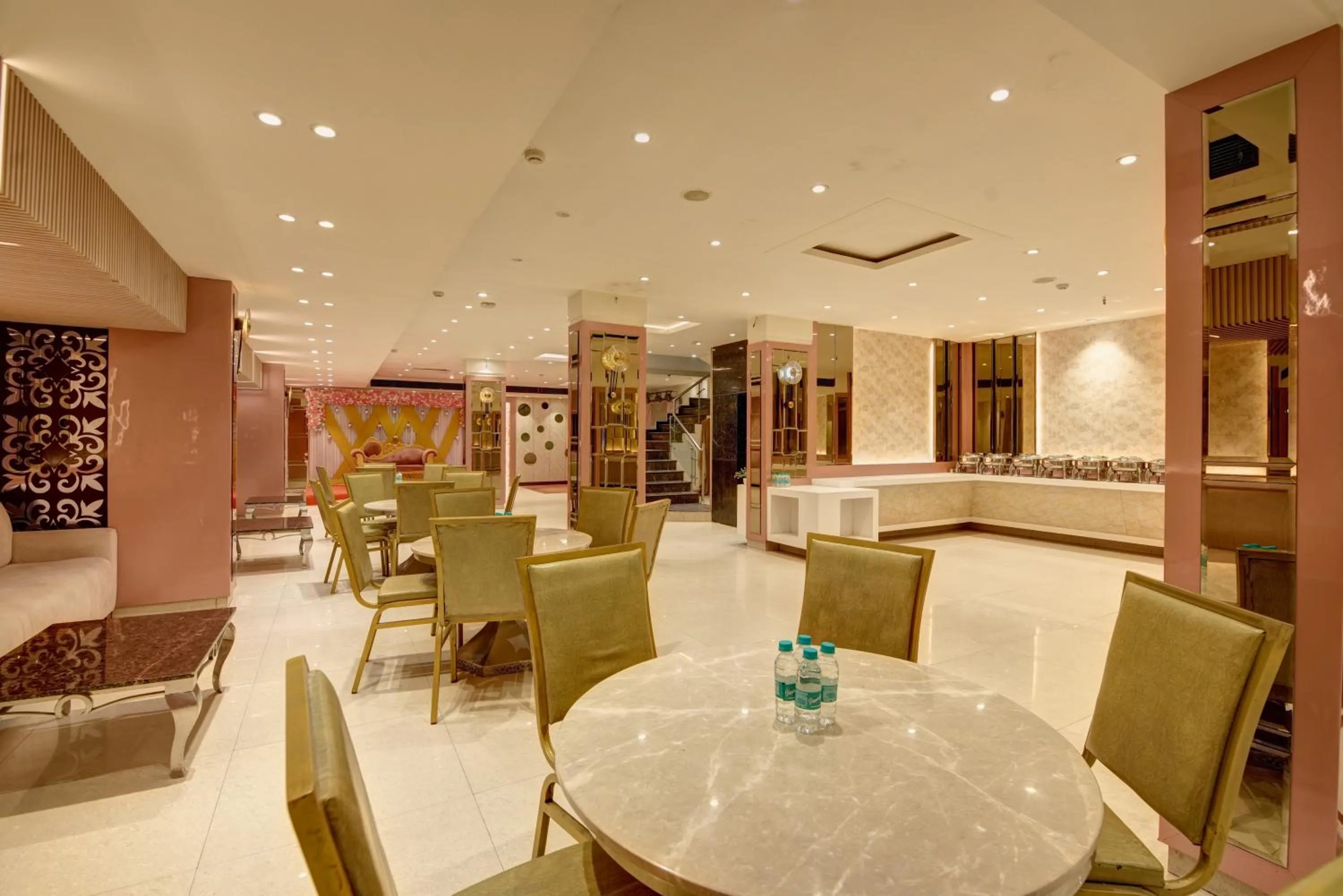 Restaurant/places to eat in Qotel Comfort AT Residency Kaushambi Anand Vihar
