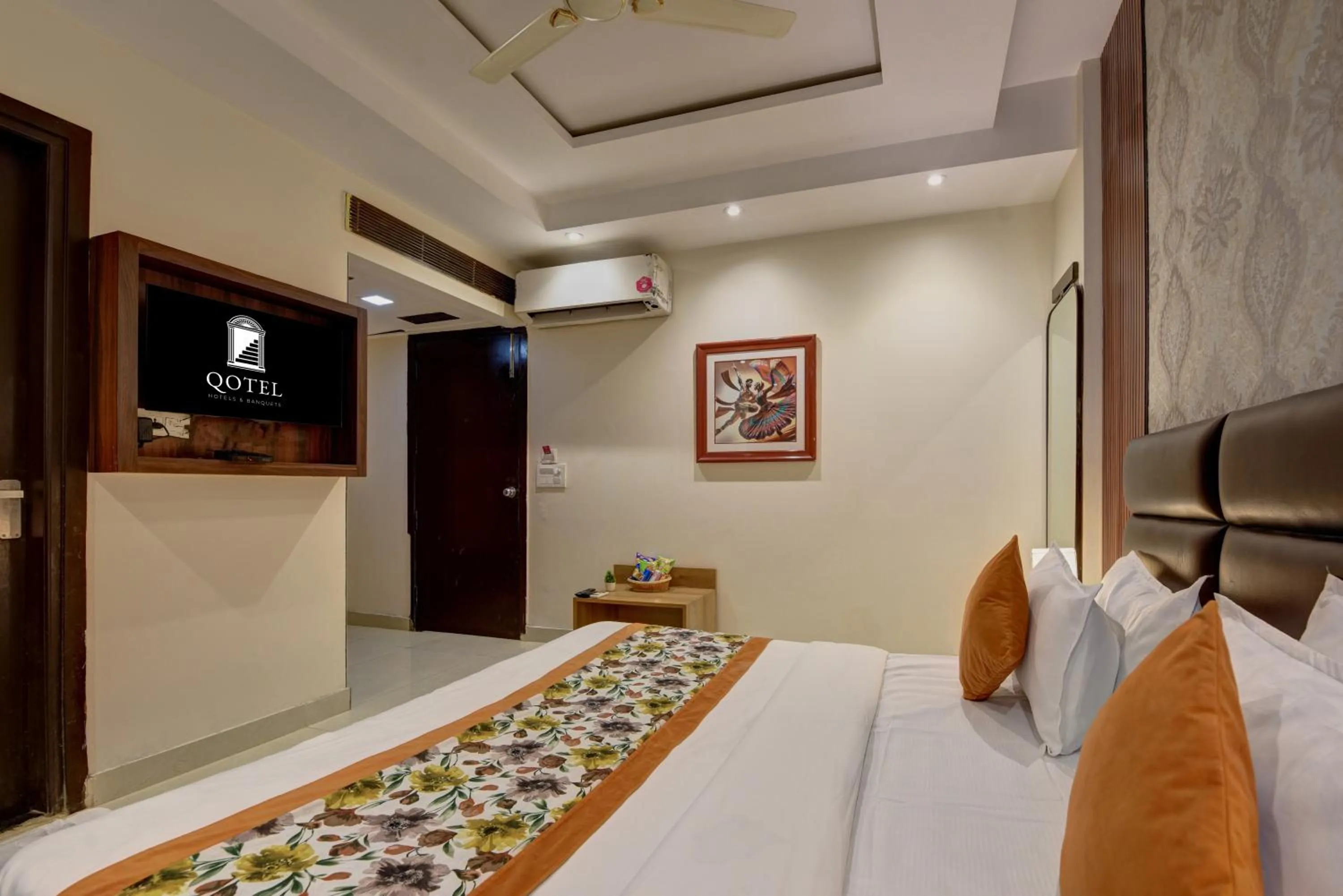 Communal lounge/ TV room, Bed in Qotel Comfort AT Residency Kaushambi Anand Vihar