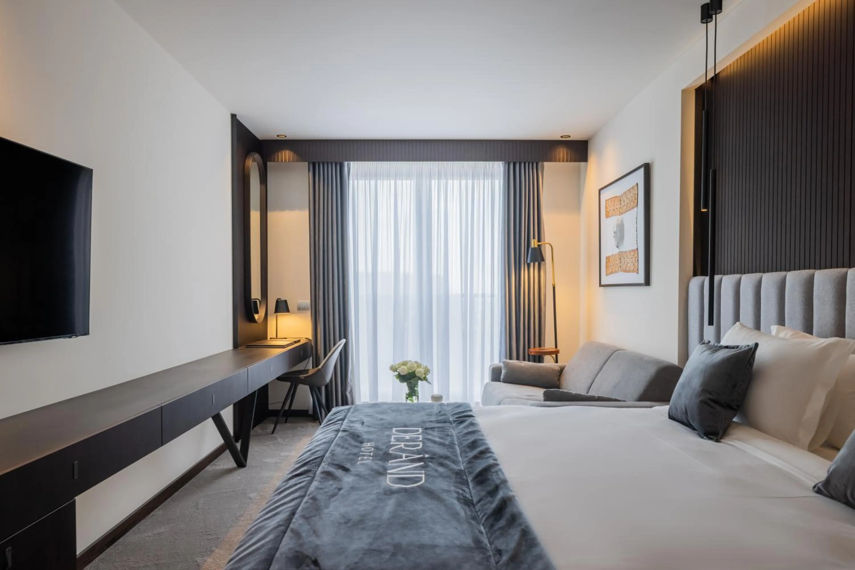 Communal lounge/ TV room, Bed in Derand Hotel