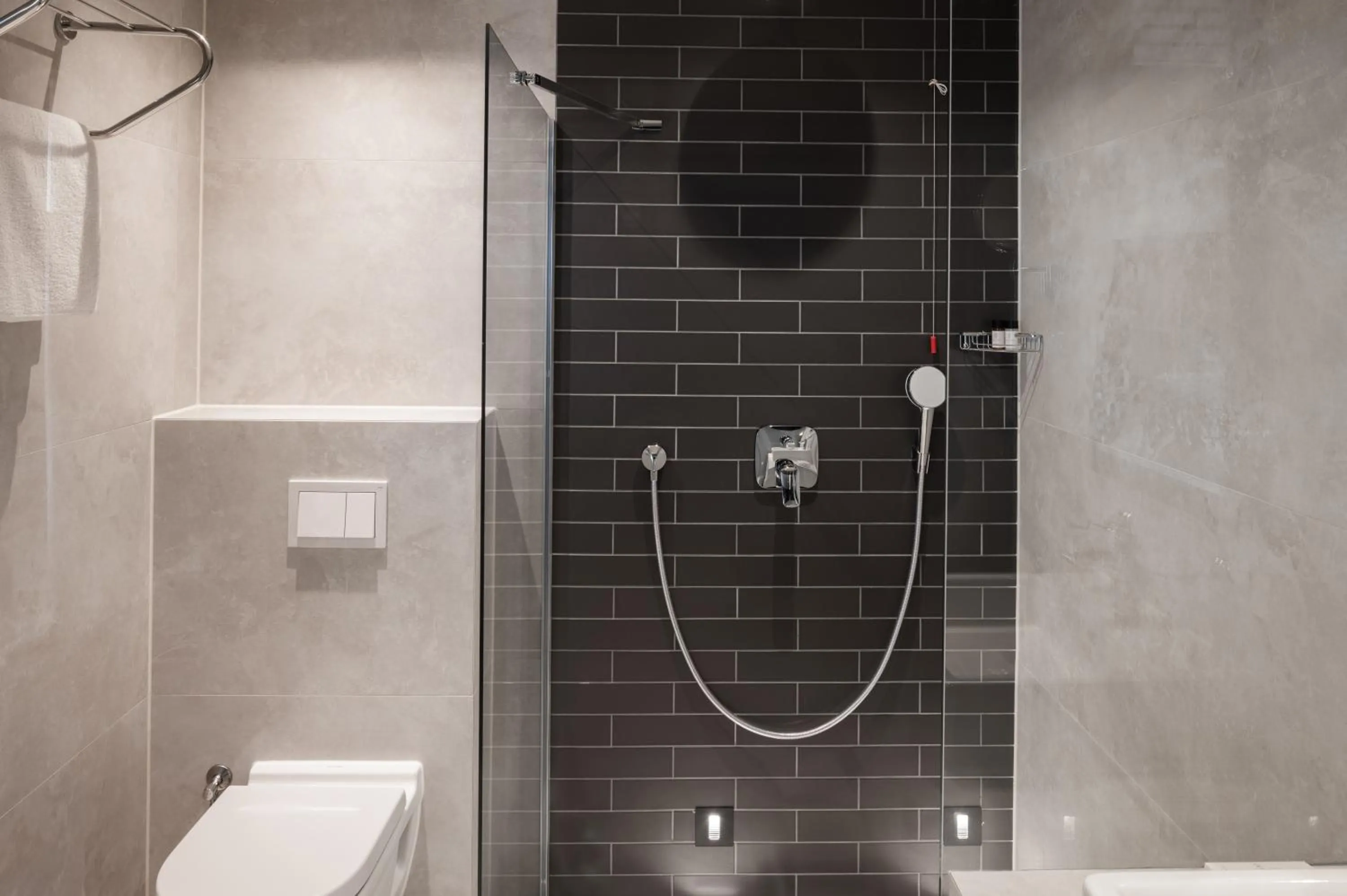 Shower in Derand Hotel