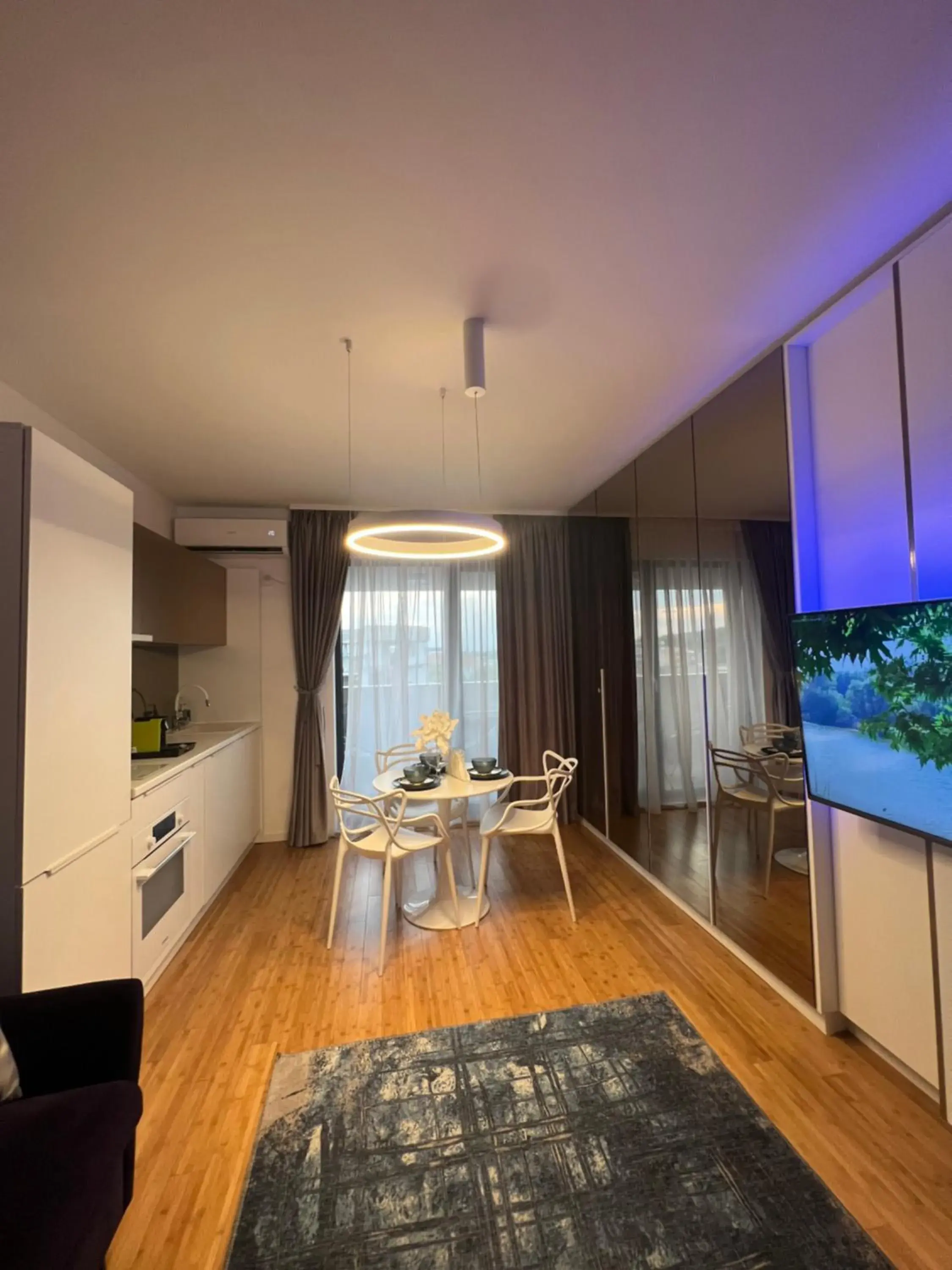 One-Bedroom Apartment in Pitesti Sunset View One-Bedroom Apartment in Pitesti Sunset View