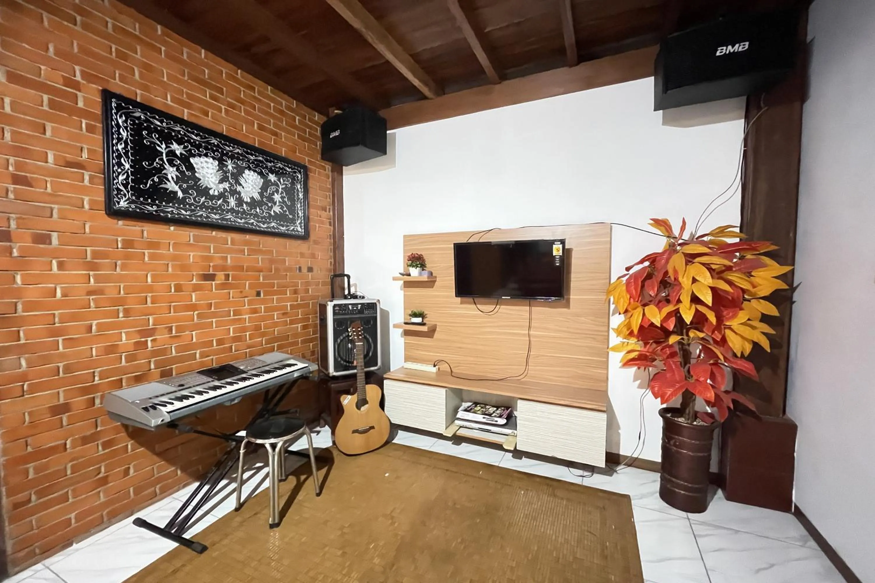 Evening entertainment in Garden Lounge Villa