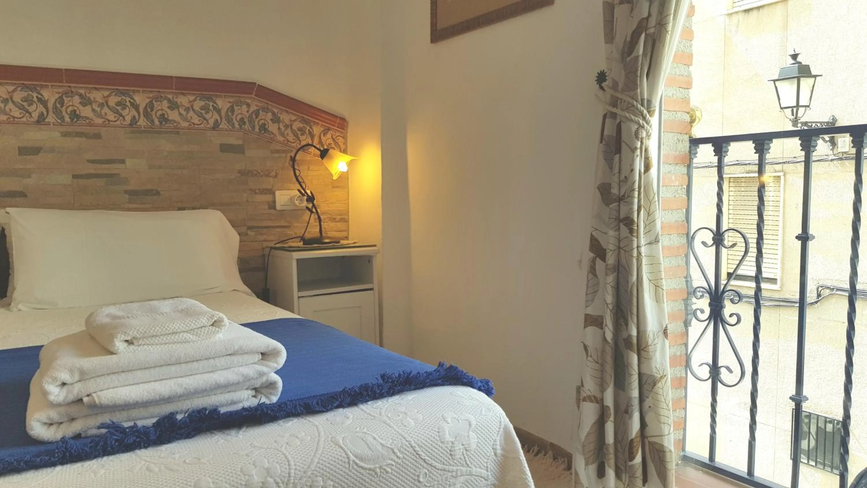 Bathroom, Bed in Posada Alpujarra Sol