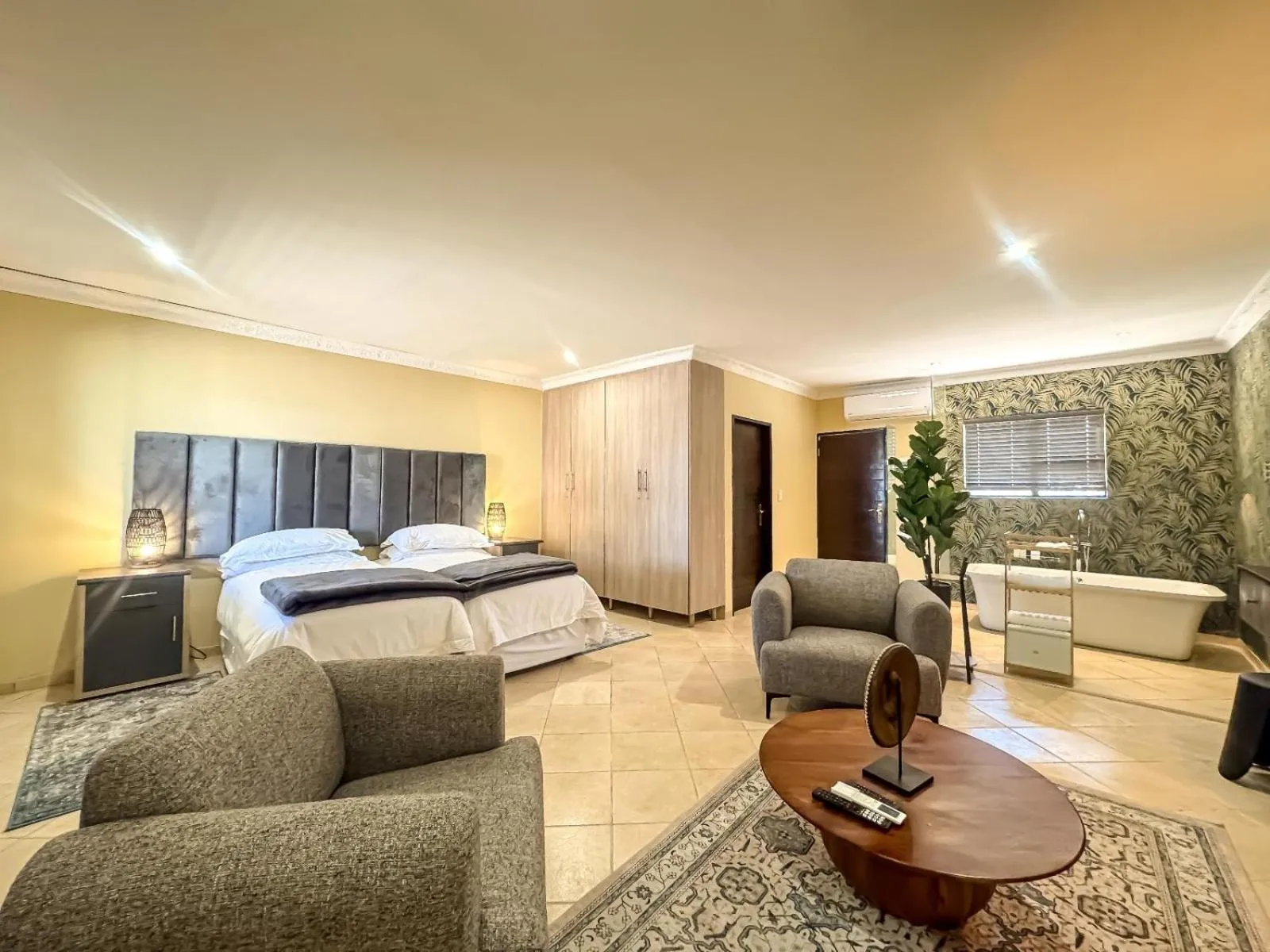 Photo of the whole room, Bed in Shekinah Lion & Game Lodge