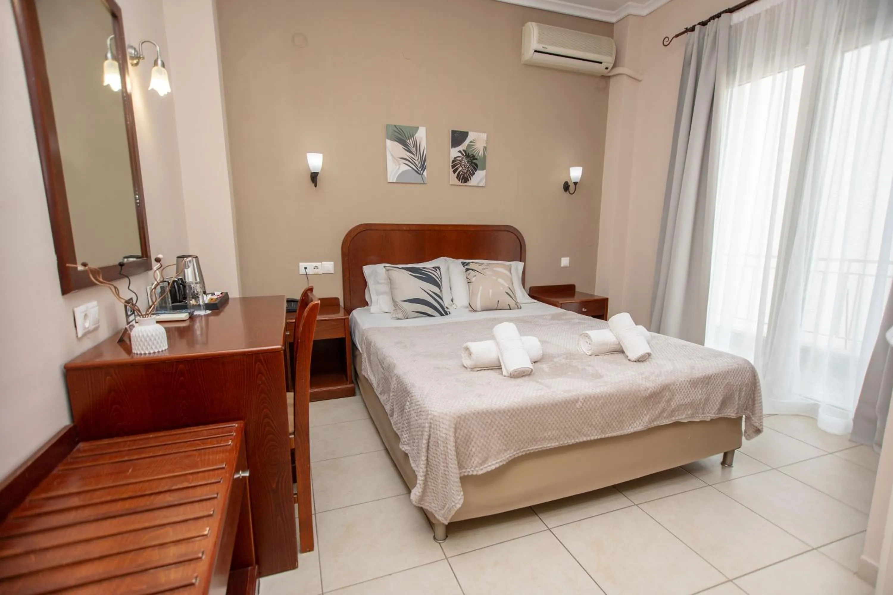 Photo of the whole room, Bed in Hotel Strimoniko