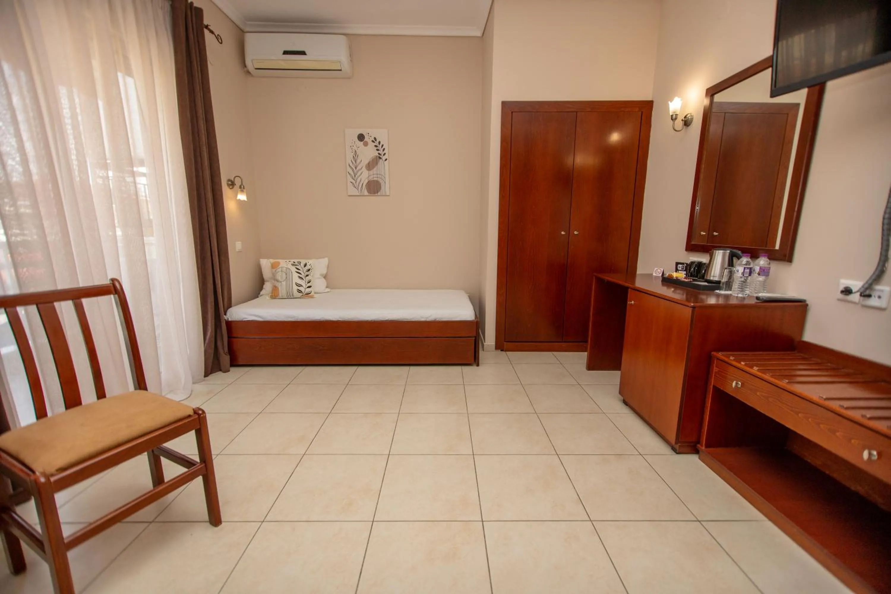 Photo of the whole room, Bed in Hotel Strimoniko