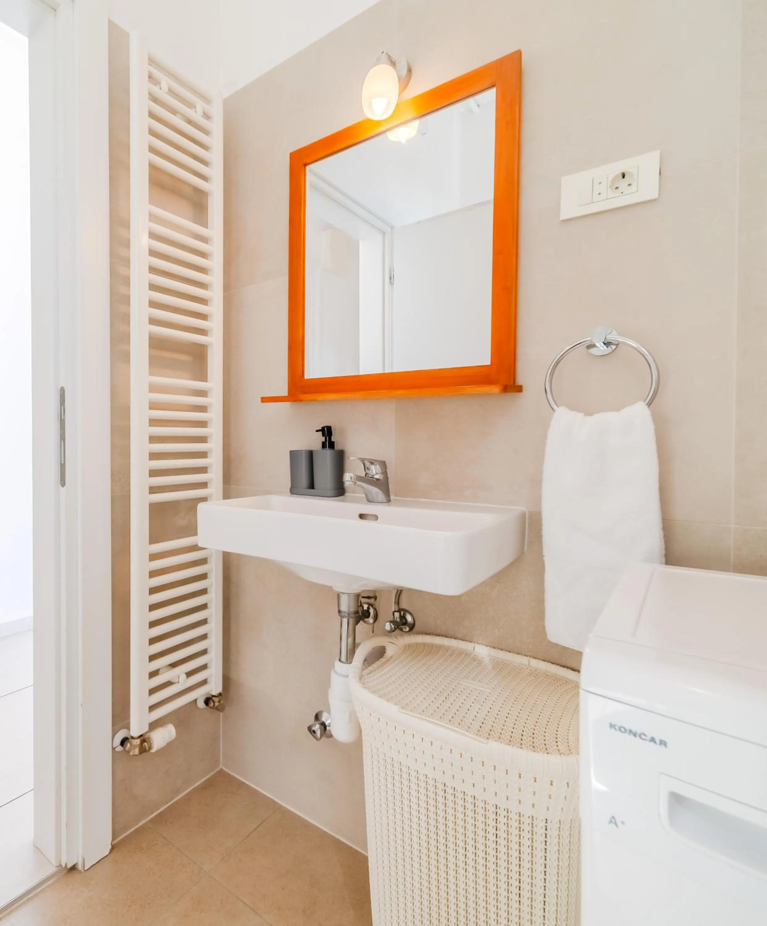 Apartments & Rooms Flowers