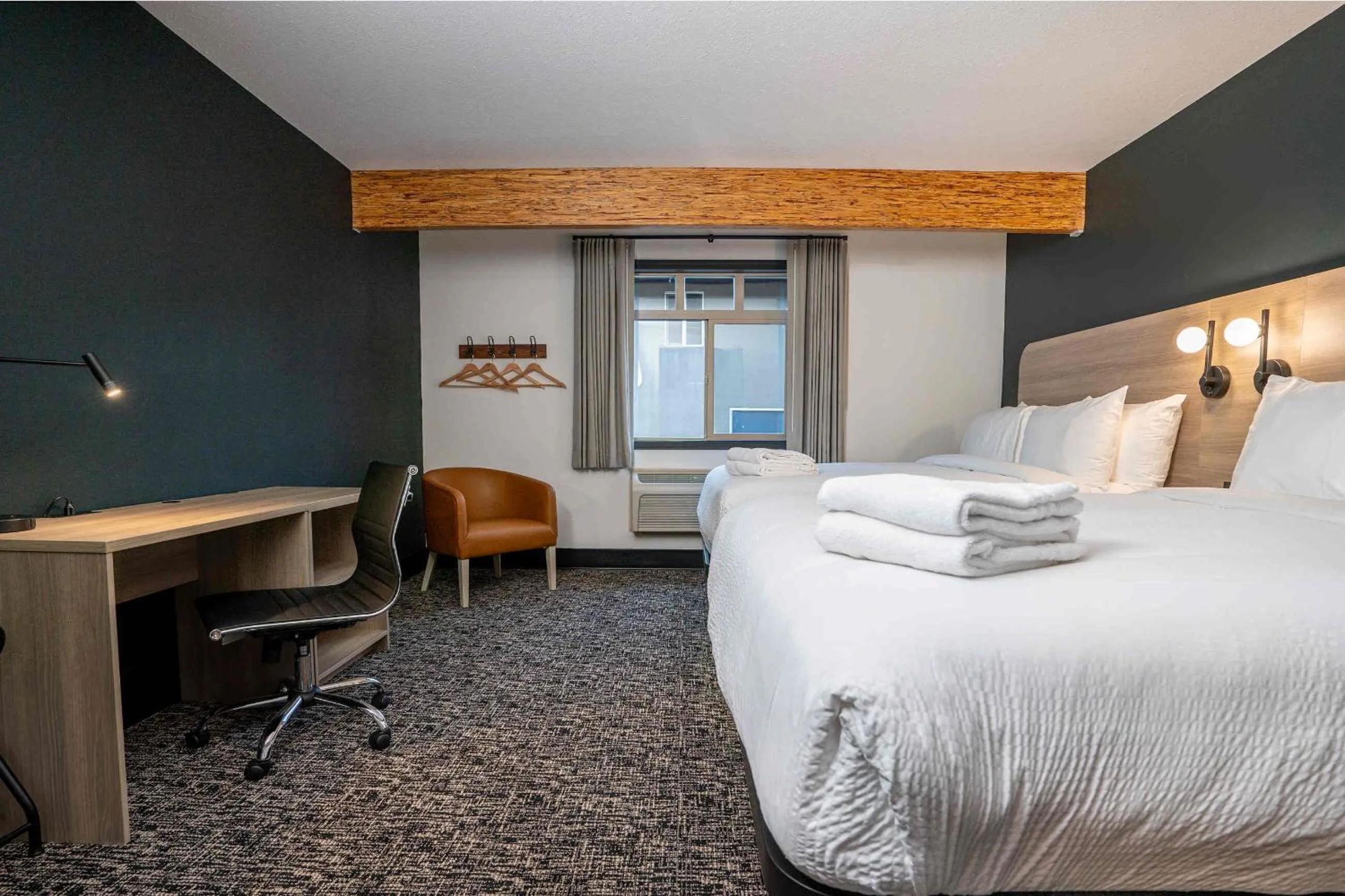 Bedroom, Bed in Northwinds Hotel Revelstoke