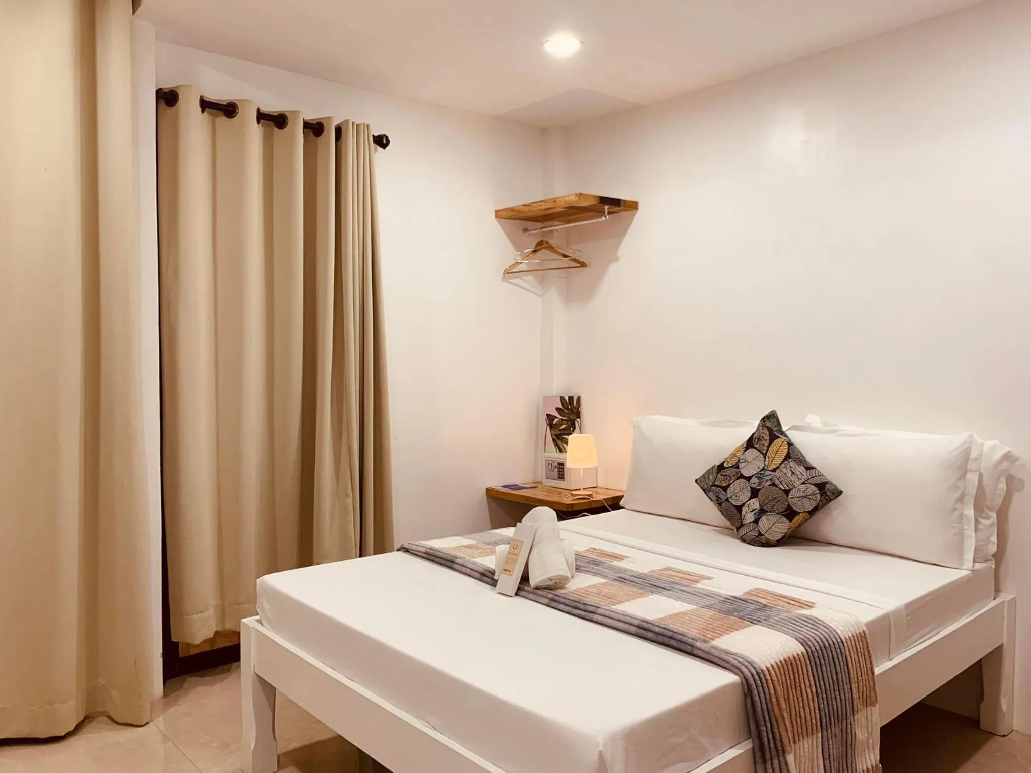 Bed in La Sirenne Inn