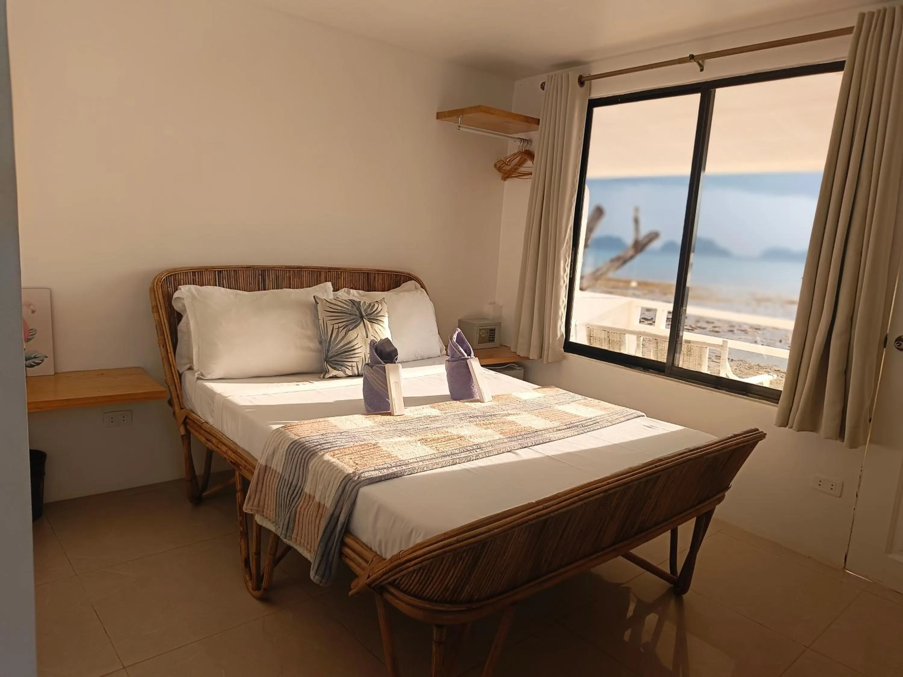 Bed in La Sirenne Inn