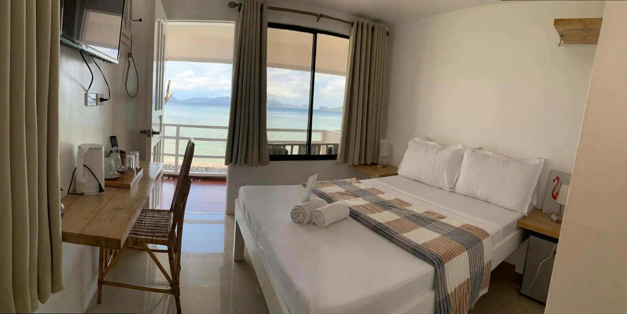 Bed in La Sirenne Inn