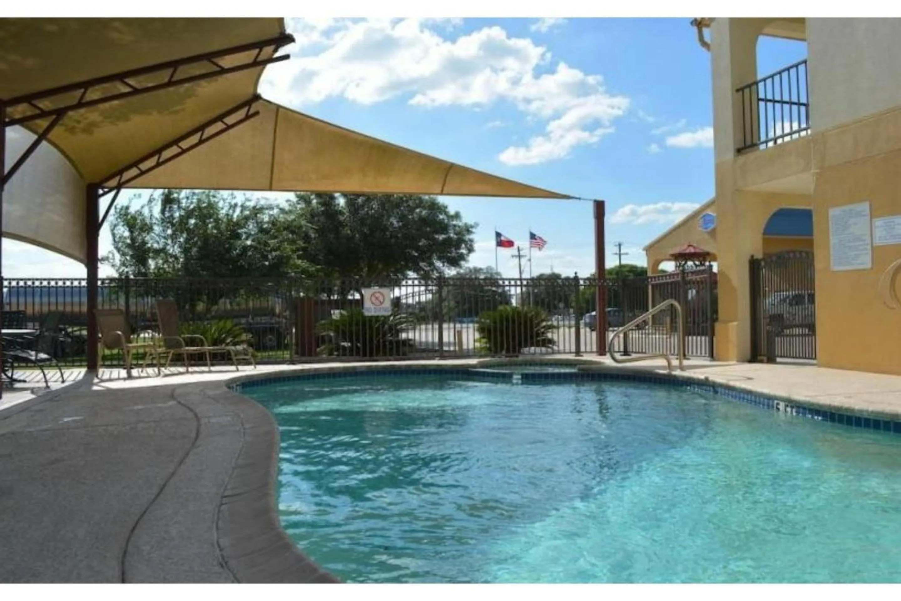 Swimming pool in Hotel O Executive Inn & Suites Cuero Hwy 87