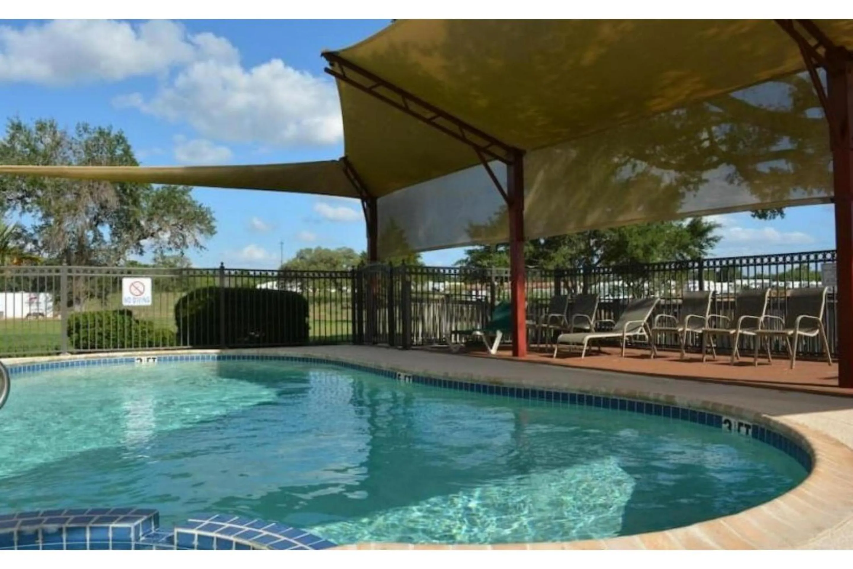 Swimming pool in Hotel O Executive Inn & Suites Cuero Hwy 87