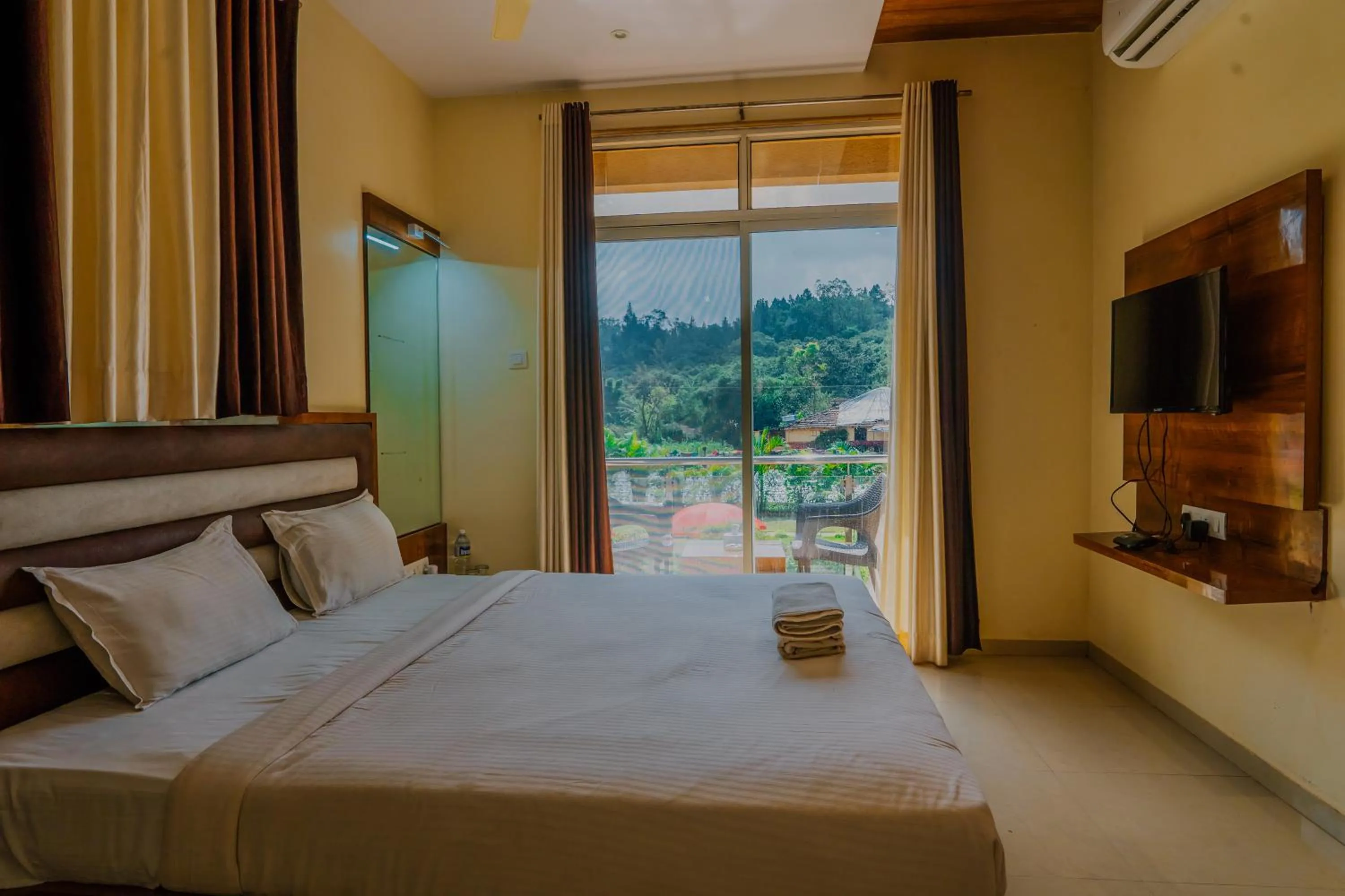 Bedroom, Bed in Hotel Oakwood mahabaleshwar