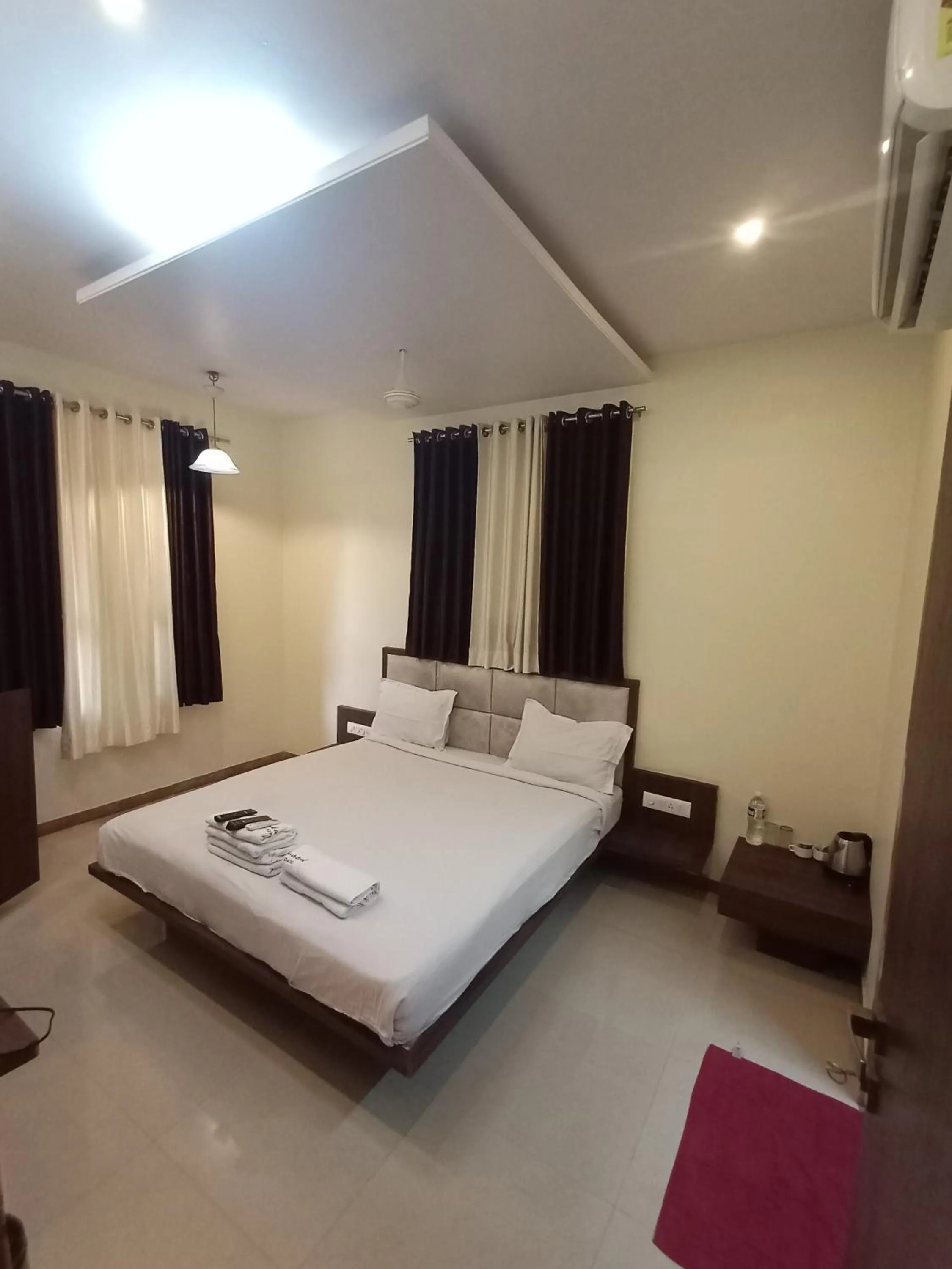 Bed in Hotel Oakwood mahabaleshwar
