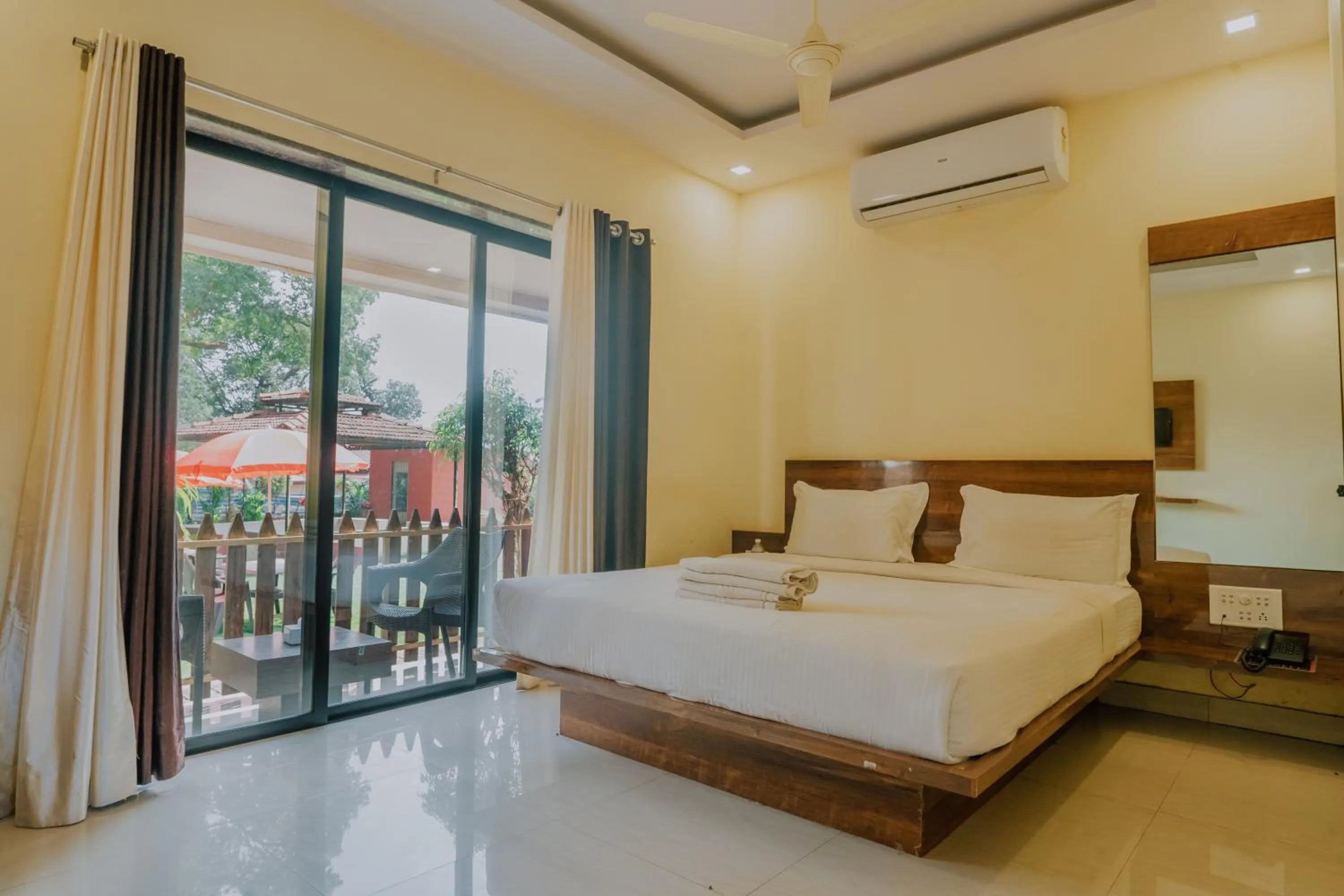 Bed in Hotel Oakwood mahabaleshwar