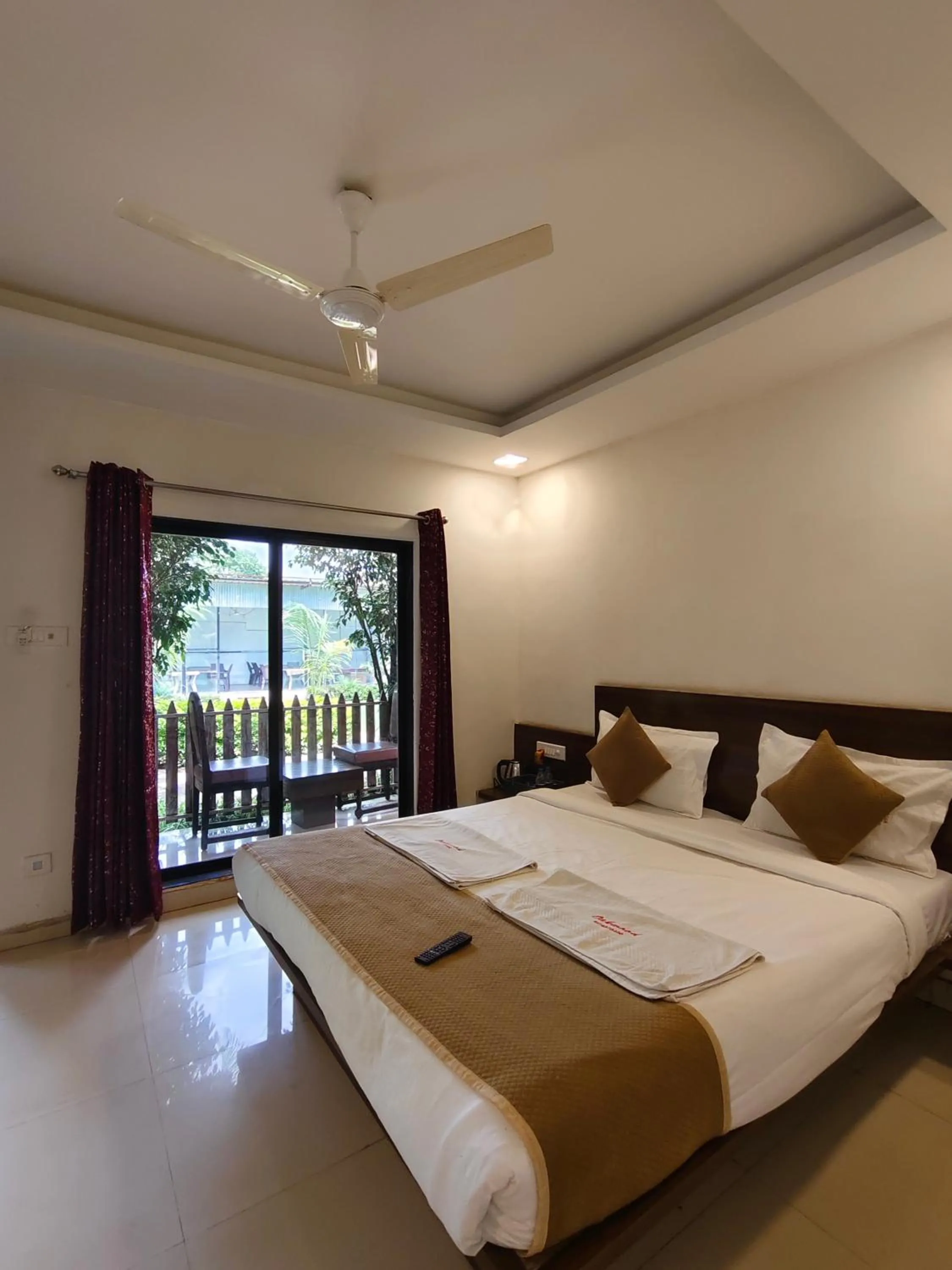 Bed in Hotel Oakwood mahabaleshwar