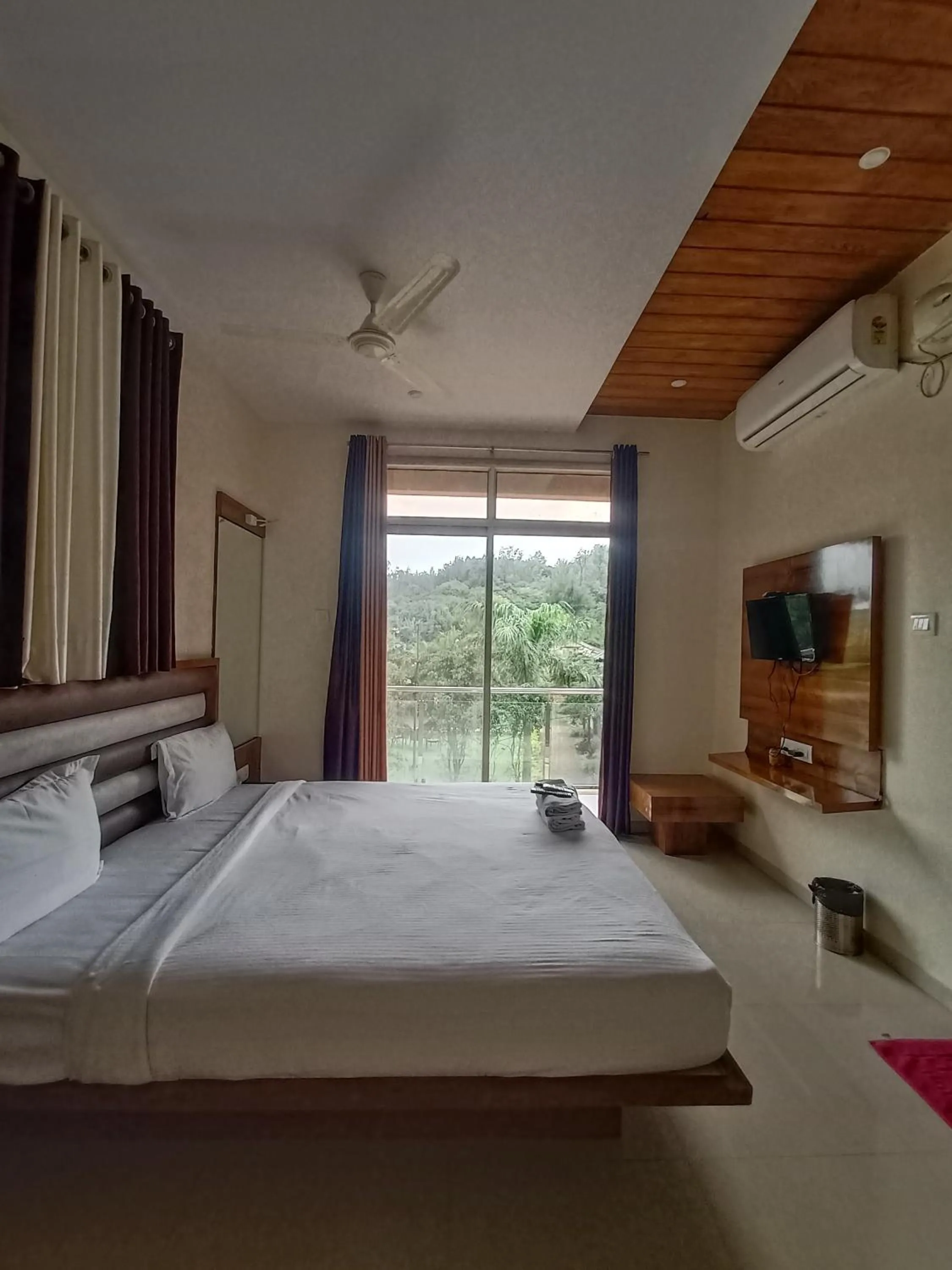 Natural landscape, Bed in Hotel Oakwood mahabaleshwar