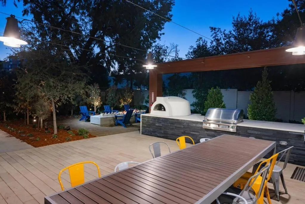 KING BED Modern 2 Bed 2 Bath Pool & Hot Tub