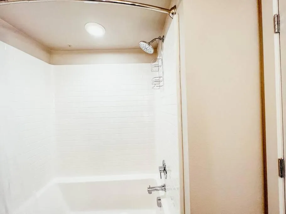 KING BED Modern 2 Bed 2 Bath Pool & Hot Tub