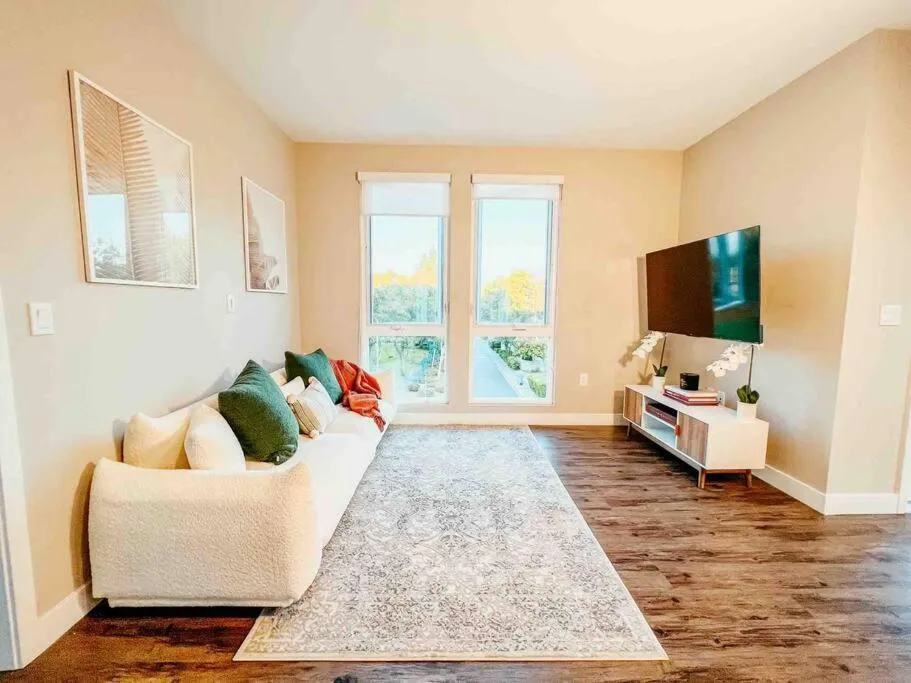 KING BED Modern 2 Bed 2 Bath Pool & Hot Tub