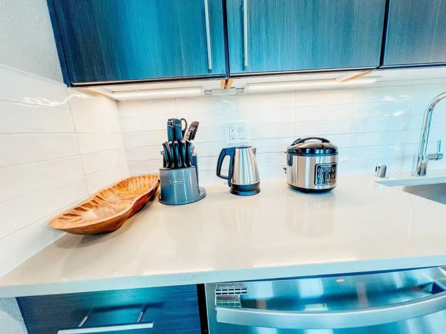 KING BED Modern 2 Bed 2 Bath Pool & Hot Tub