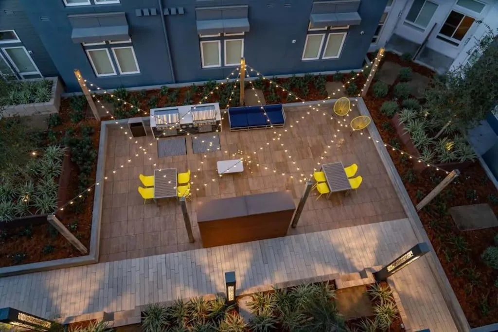 KING BED Modern 2 Bed 2 Bath Pool & Hot Tub