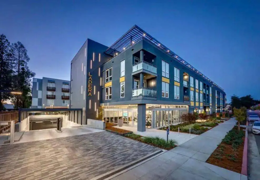 KING BED Modern 2 Bed 2 Bath Pool & Hot Tub