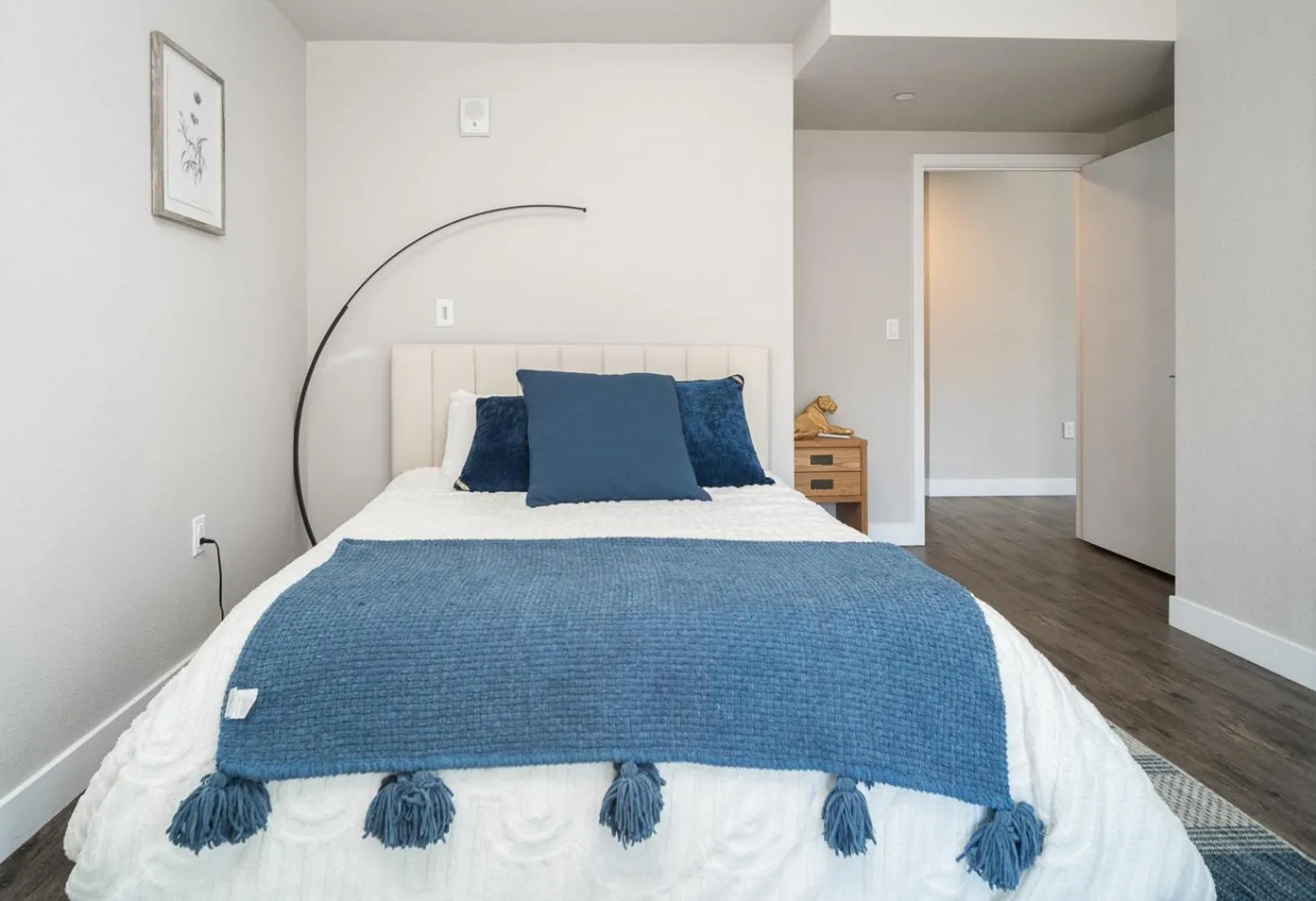 KING BED Modern 2 Bed 2 Bath Pool & Hot Tub