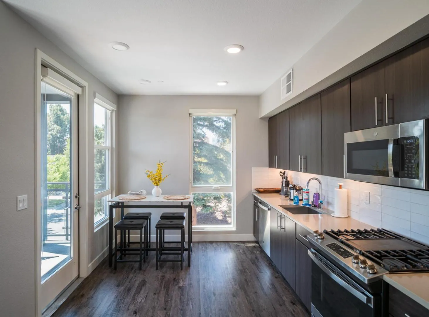 KING BED Modern 2 Bed 2 Bath Pool & Hot Tub