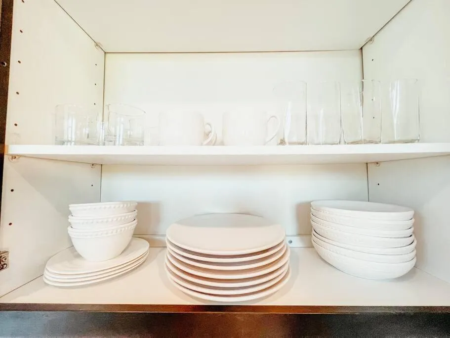 KING BED Modern 2 Bed 2 Bath Pool & Hot Tub